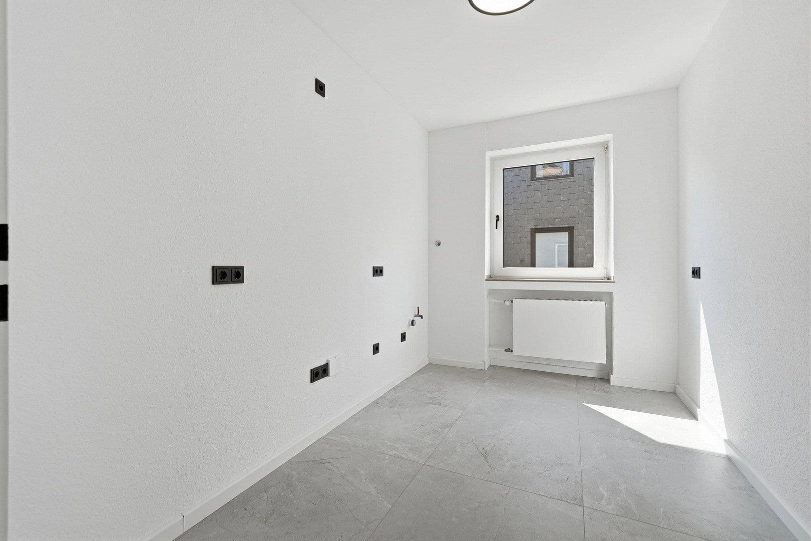 Prodej bytu 3+1 75 m², Düsseldorf, Severní Porýní-Vestfálsko Prodej bytu 3+1 75 m², Düsseldorf, Severní Porýní-Vestfálsko