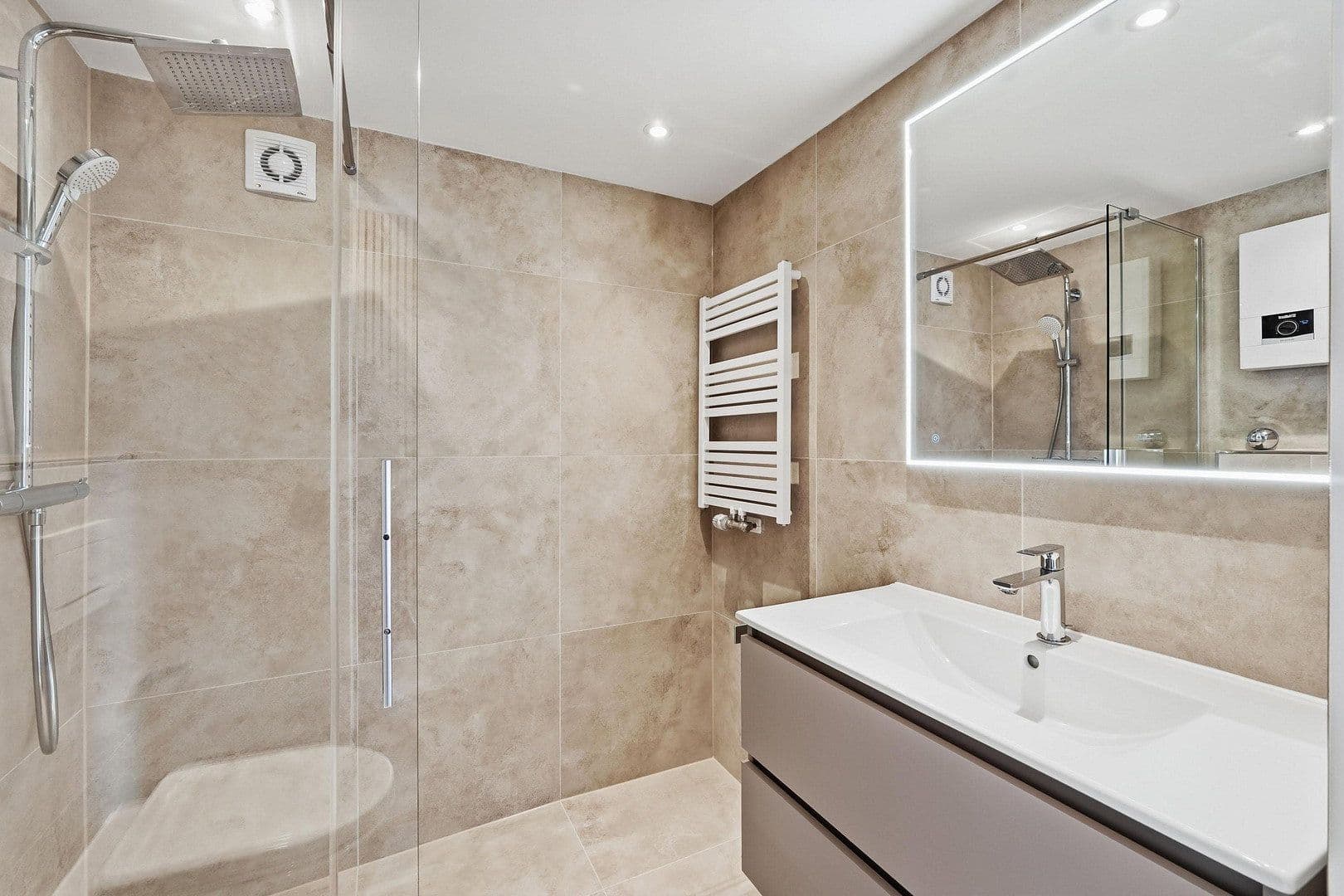 Prodej bytu 3+1 75 m², Düsseldorf, Severní Porýní-Vestfálsko Prodej bytu 3+1 75 m², Düsseldorf, Severní Porýní-Vestfálsko