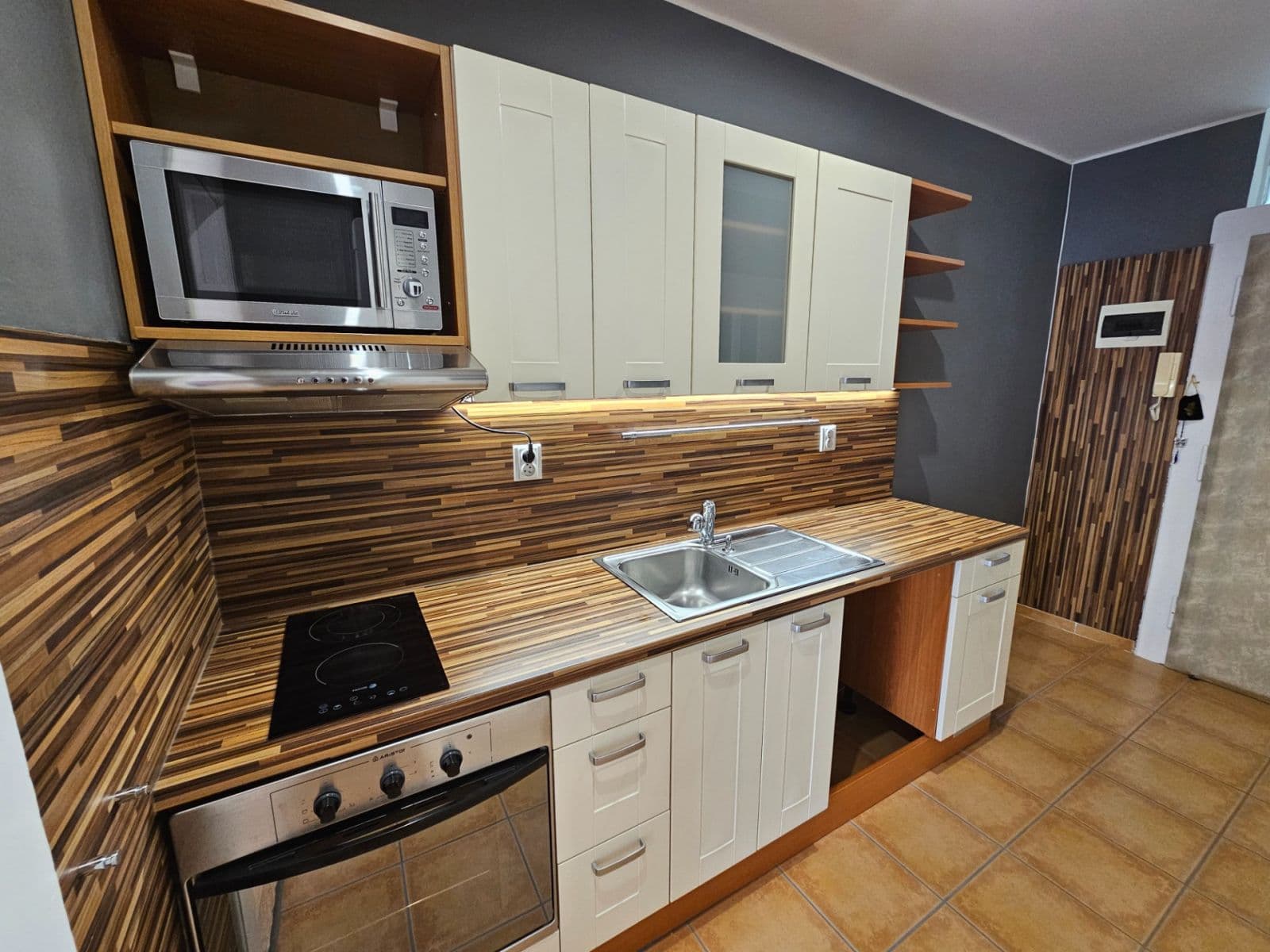 Pronájem bytu 1+kk 37 m², Prouzova, Praha, Praha Pronájem bytu 1+kk 37 m², Prouzova, Praha, Praha