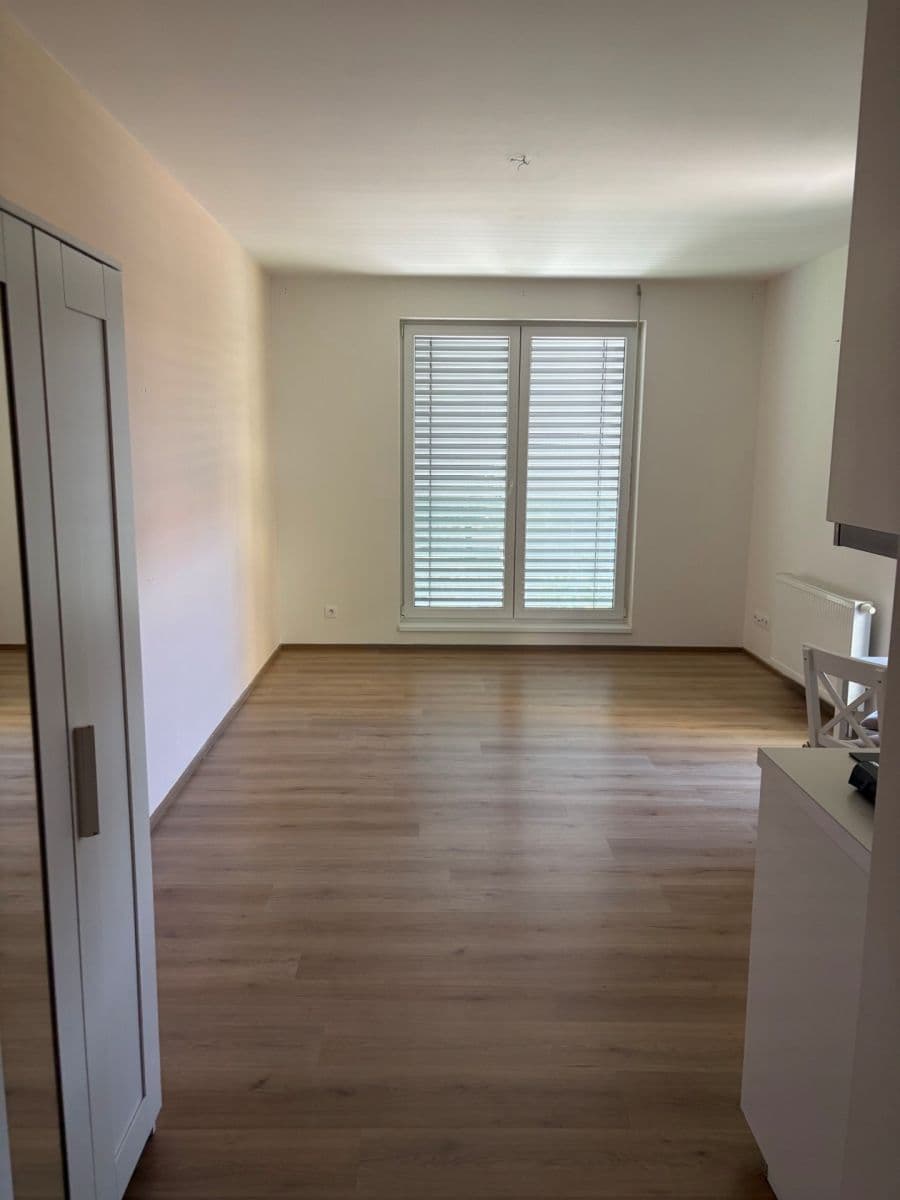 Pronájem bytu 1+kk 37 m², Nad Úžlabinou, Praha, Praha Pronájem bytu 1+kk 37 m², Nad Úžlabinou, Praha, Praha