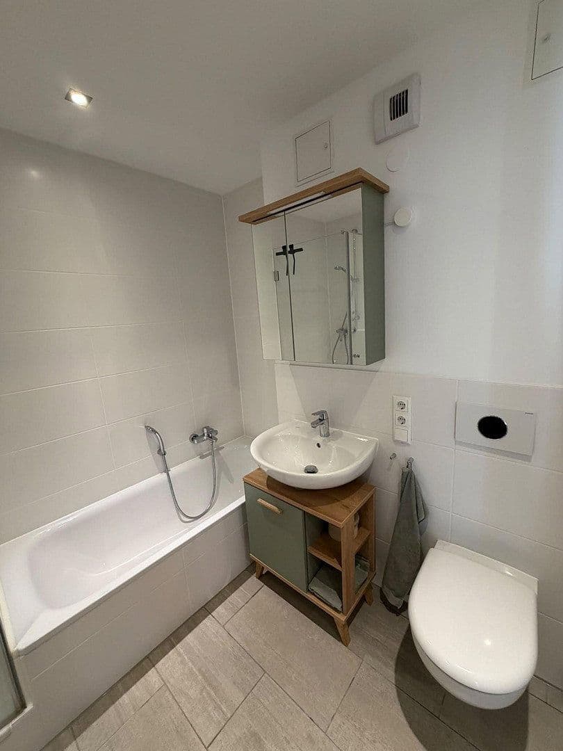 Pronájem bytu 3+1 58 m², Ohlstadter Str. 23, München, Bavorsko Pronájem bytu 3+1 58 m², Ohlstadter Str. 23, München, Bavorsko