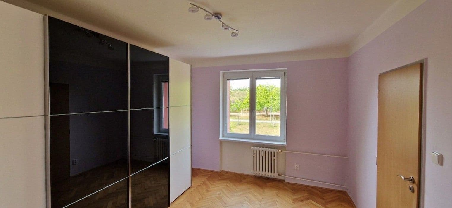 Pronájem bytu 2+1 54 m², Pod Lipami, Praha, Praha Pronájem bytu 2+1 54 m², Pod Lipami, Praha, Praha