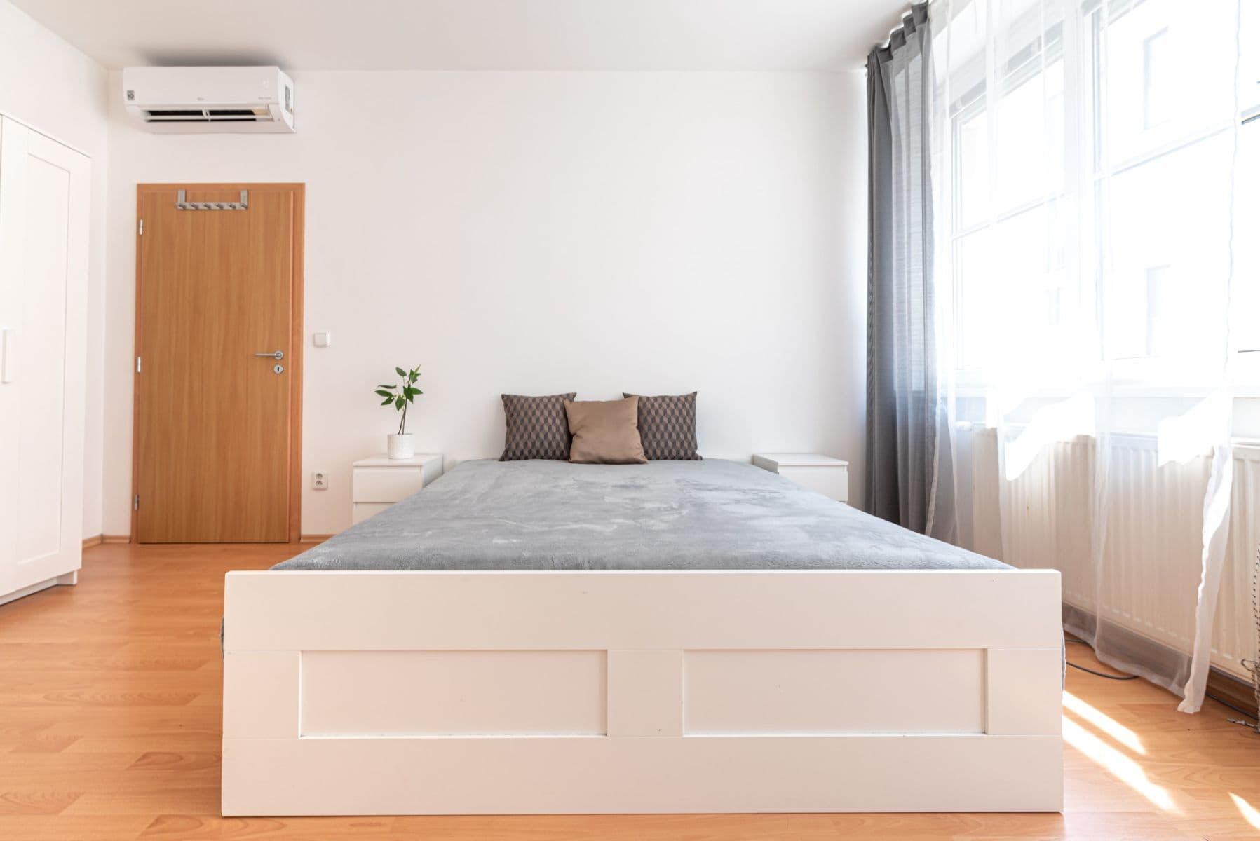 Pronájem bytu 4+1 95 m², Mickiewiczova, Bratislava - mestská časť Staré Mesto, Bratislavský kraj Pronájem bytu 4+1 95 m², Mickiewiczova, Bratislava - mestská časť Staré Mesto, Bratislavský kraj