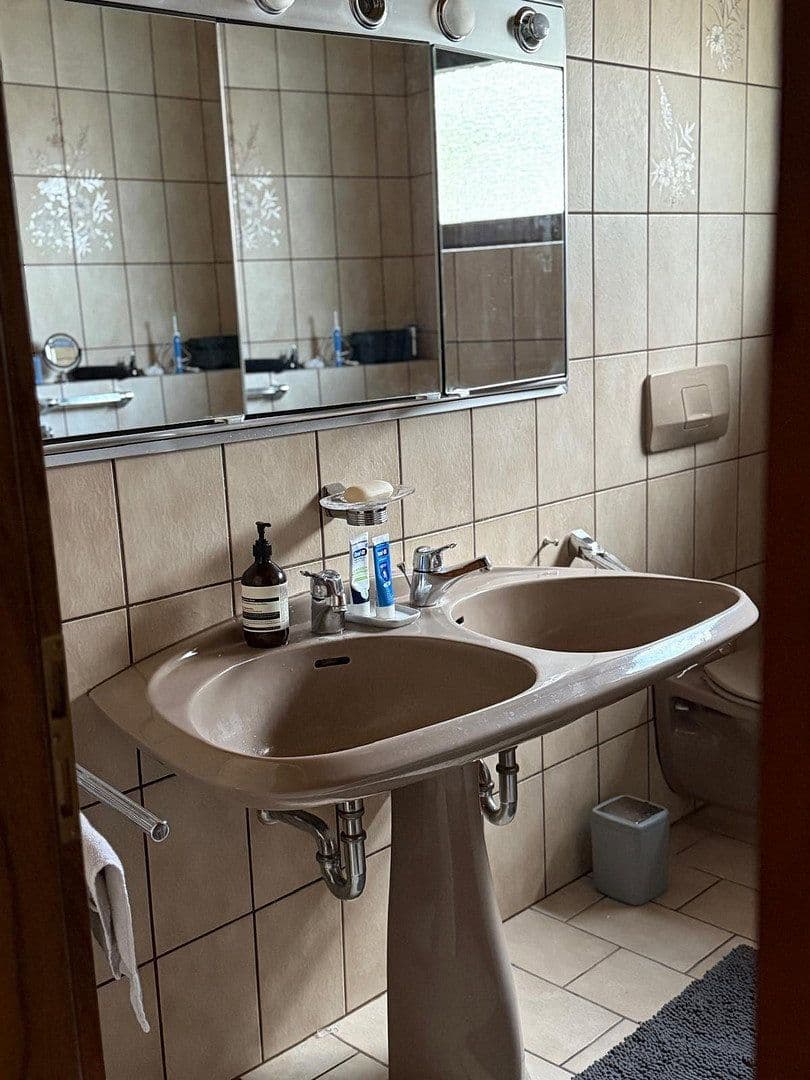 Prodej domu 300 m², pozemek 600 m², Am Steinacker 22, Gorxheimertal, Hessen Prodej domu 300 m², pozemek 600 m², Am Steinacker 22, Gorxheimertal, Hessen