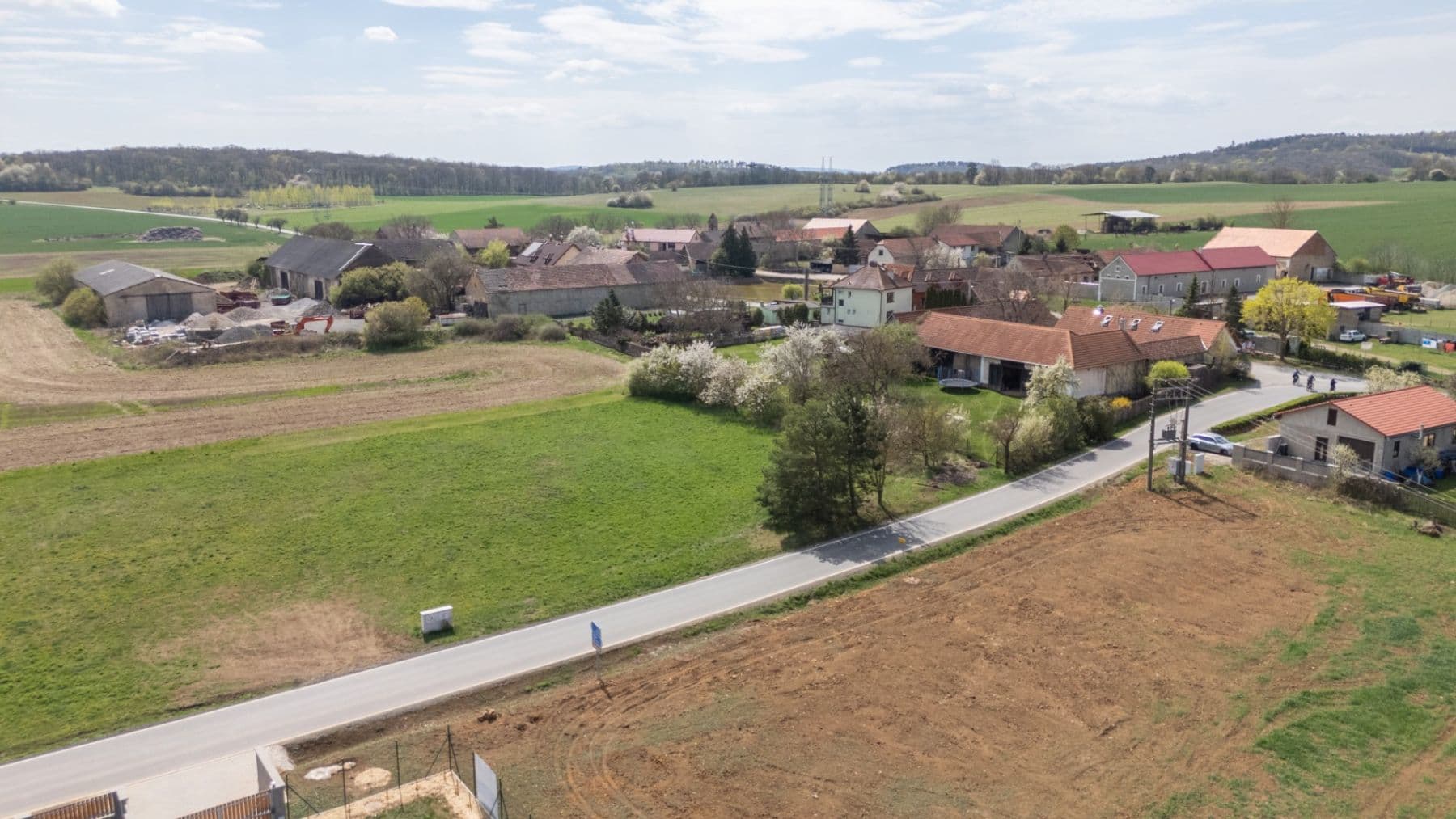 Pronájem pozemku 1.081 m², Měňany, Středočeský kraj Pronájem pozemku 1.081 m², Měňany, Středočeský kraj