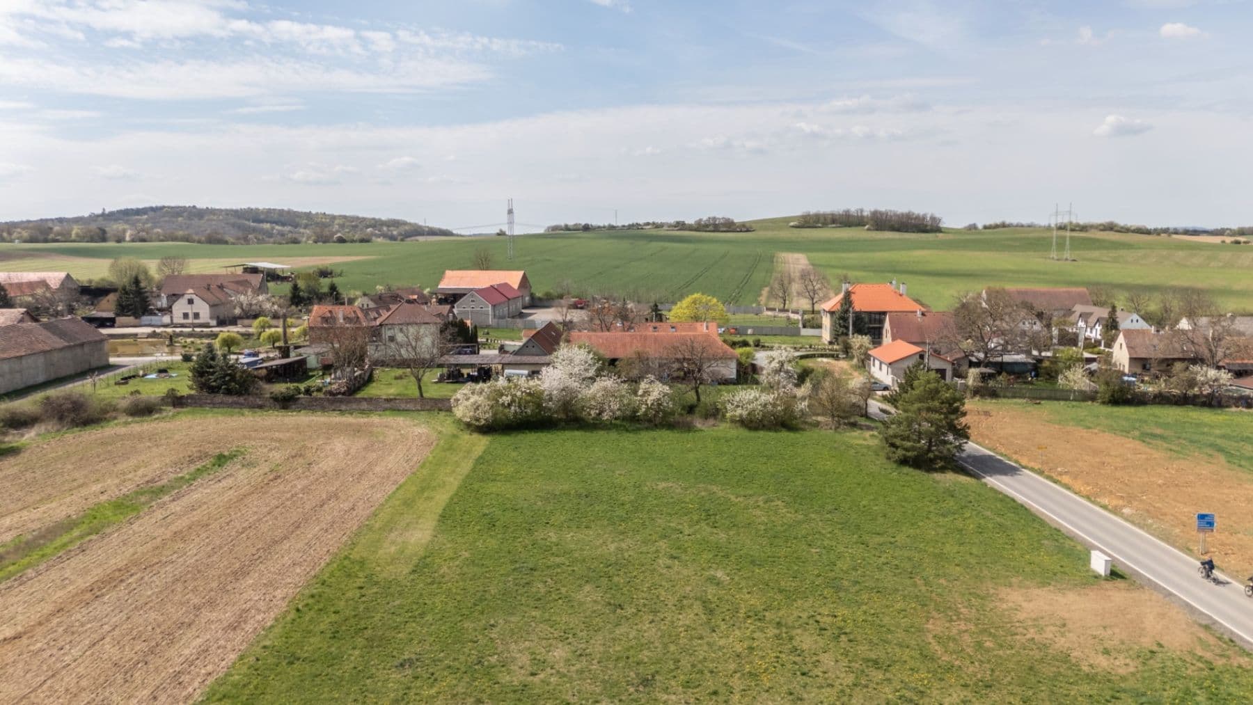 Pronájem pozemku 1.081 m², Měňany, Středočeský kraj Pronájem pozemku 1.081 m², Měňany, Středočeský kraj