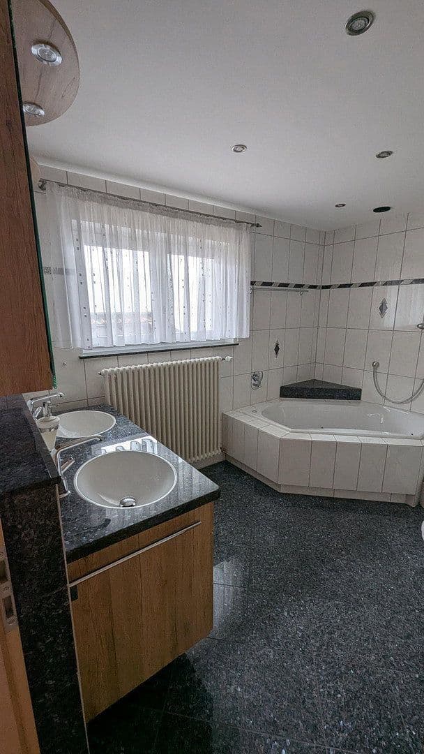 Prodej domu 247 m², pozemek 838 m², Bad Liebenzell, Bádensko-Württembersko Prodej domu 247 m², pozemek 838 m², Bad Liebenzell, Bádensko-Württembersko