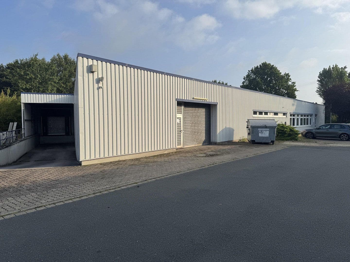 Prodej nebytového prostoru 3.000 m², Lilienthalstraße 1, Isernhagen, Dolní Sasko Prodej nebytového prostoru 3.000 m², Lilienthalstraße 1, Isernhagen, Dolní Sasko