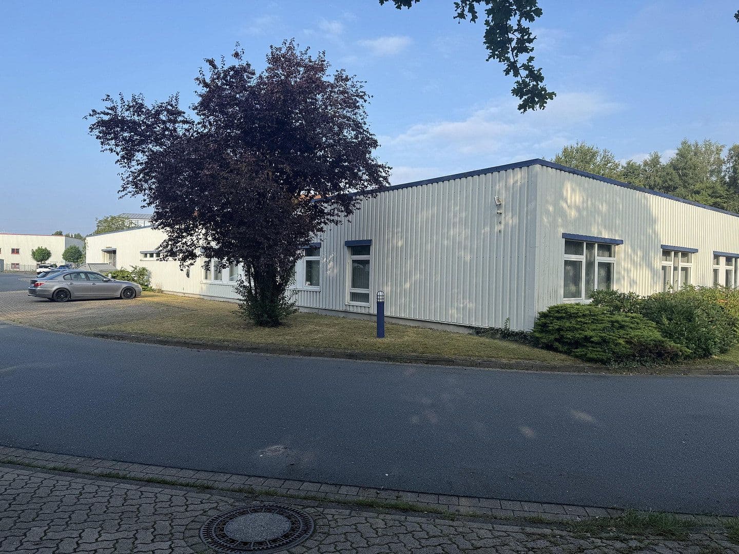 Prodej nebytového prostoru 3.000 m², Lilienthalstraße 1, Isernhagen, Dolní Sasko Prodej nebytového prostoru 3.000 m², Lilienthalstraße 1, Isernhagen, Dolní Sasko