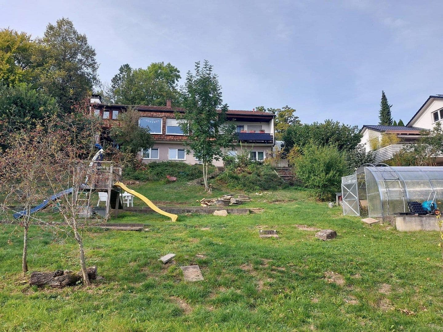 Prodej domu 192 m², pozemek 1.200 m², Am Hirtenbuckel 19, Bad Urach, Bádensko-Württembersko Prodej domu 192 m², pozemek 1.200 m², Am Hirtenbuckel 19, Bad Urach, Bádensko-Württembersko
