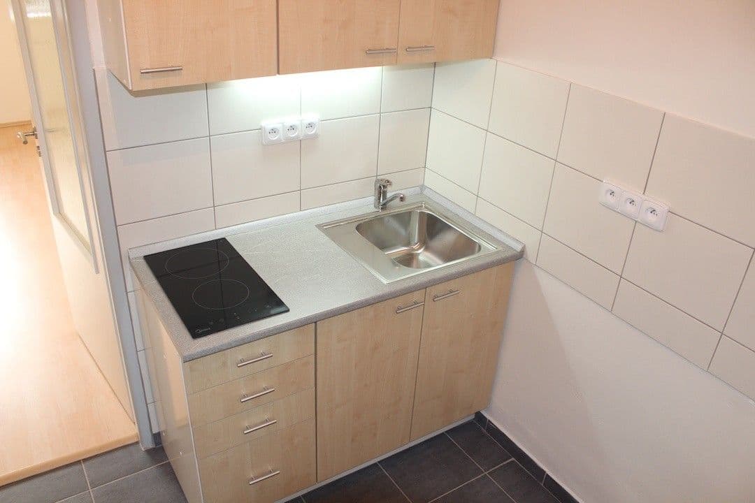 Pronájem bytu 1+kk 24 m², Jerevanská, Praha, Praha Pronájem bytu 1+kk 24 m², Jerevanská, Praha, Praha