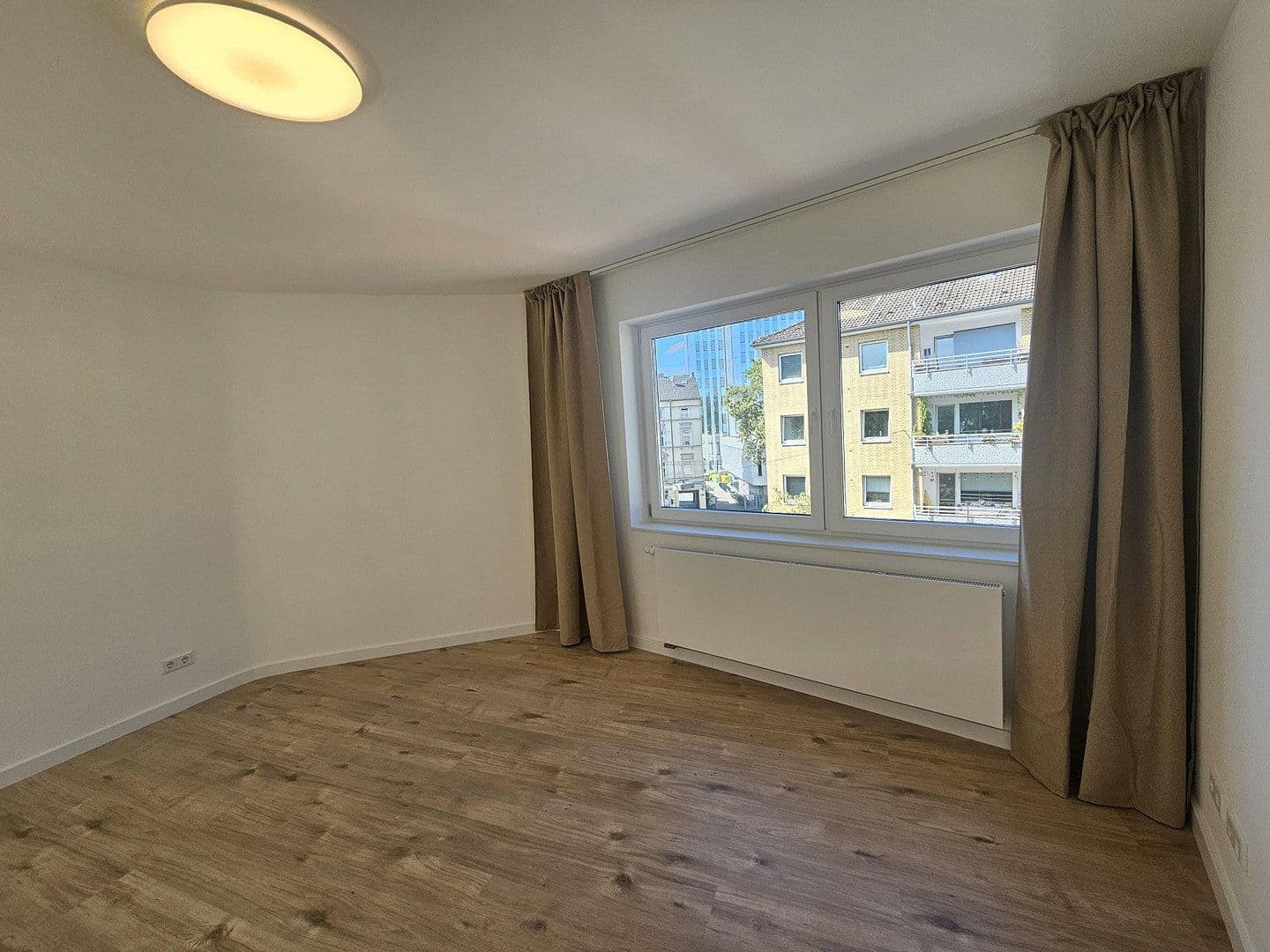 Pronájem bytu 1+1 35 m², Lorettostr. 60, Düsseldorf, Severní Porýní-Vestfálsko Pronájem bytu 1+1 35 m², Lorettostr. 60, Düsseldorf, Severní Porýní-Vestfálsko