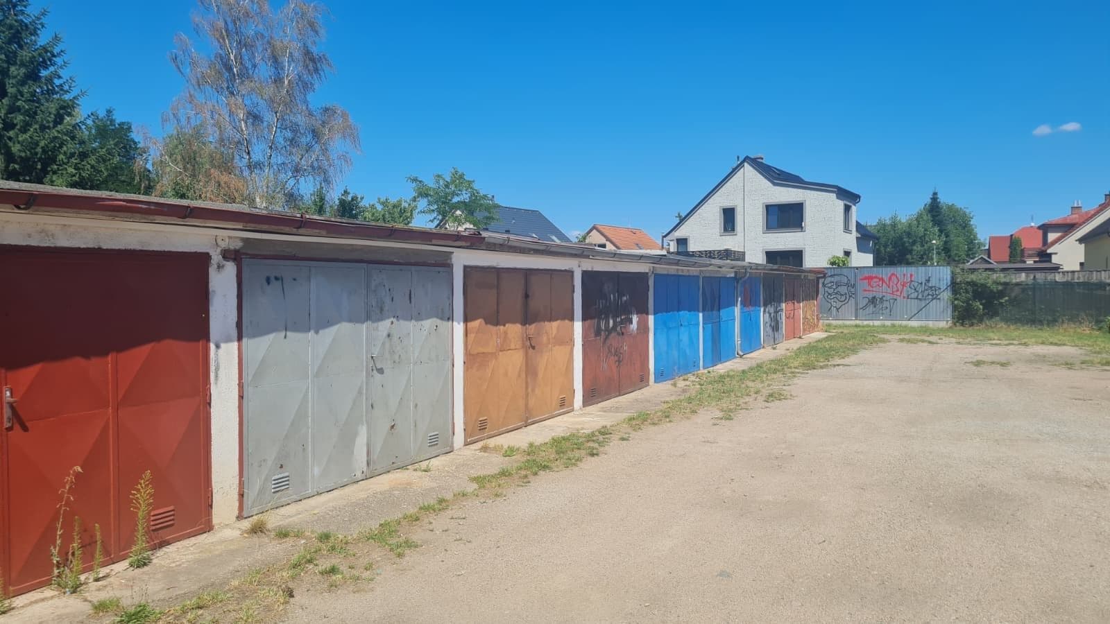 Pronájem garáže 18 m², Hradec Králové, Královéhradecký kraj Pronájem garáže 18 m², Hradec Králové, Královéhradecký kraj