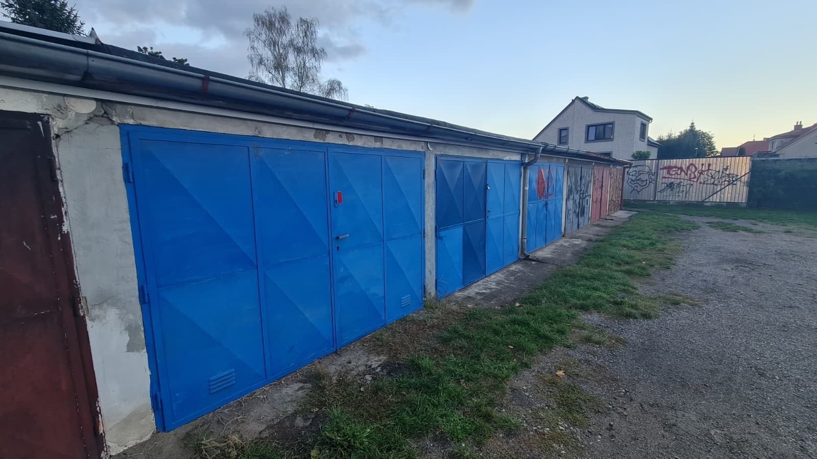 Pronájem garáže 18 m², Hradec Králové, Královéhradecký kraj Pronájem garáže 18 m², Hradec Králové, Královéhradecký kraj