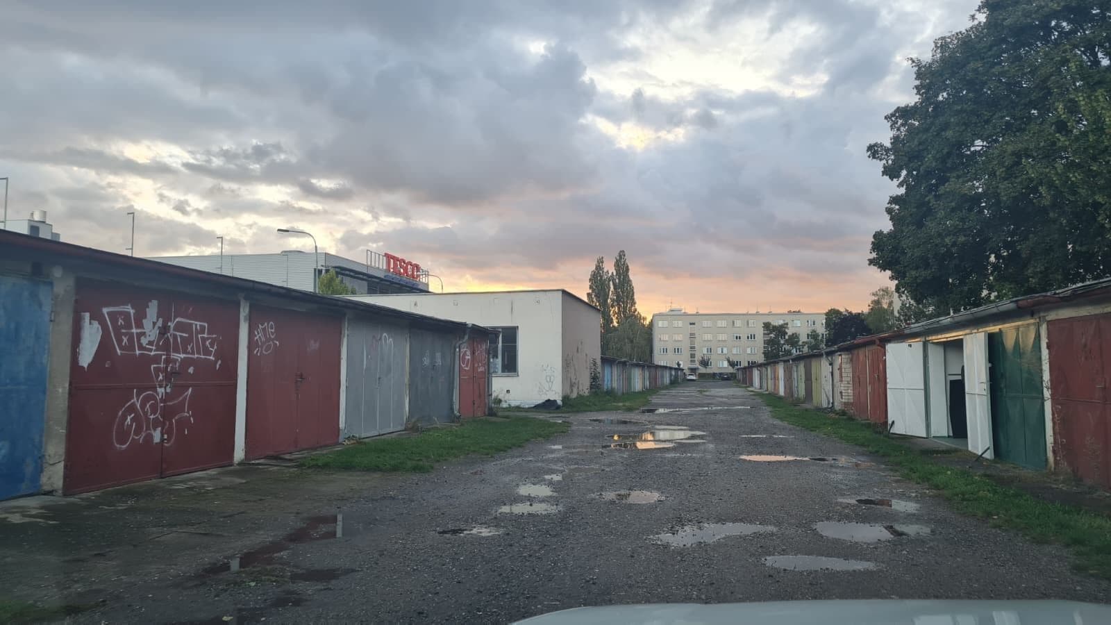 Pronájem garáže 18 m², Hradec Králové, Královéhradecký kraj Pronájem garáže 18 m², Hradec Králové, Královéhradecký kraj