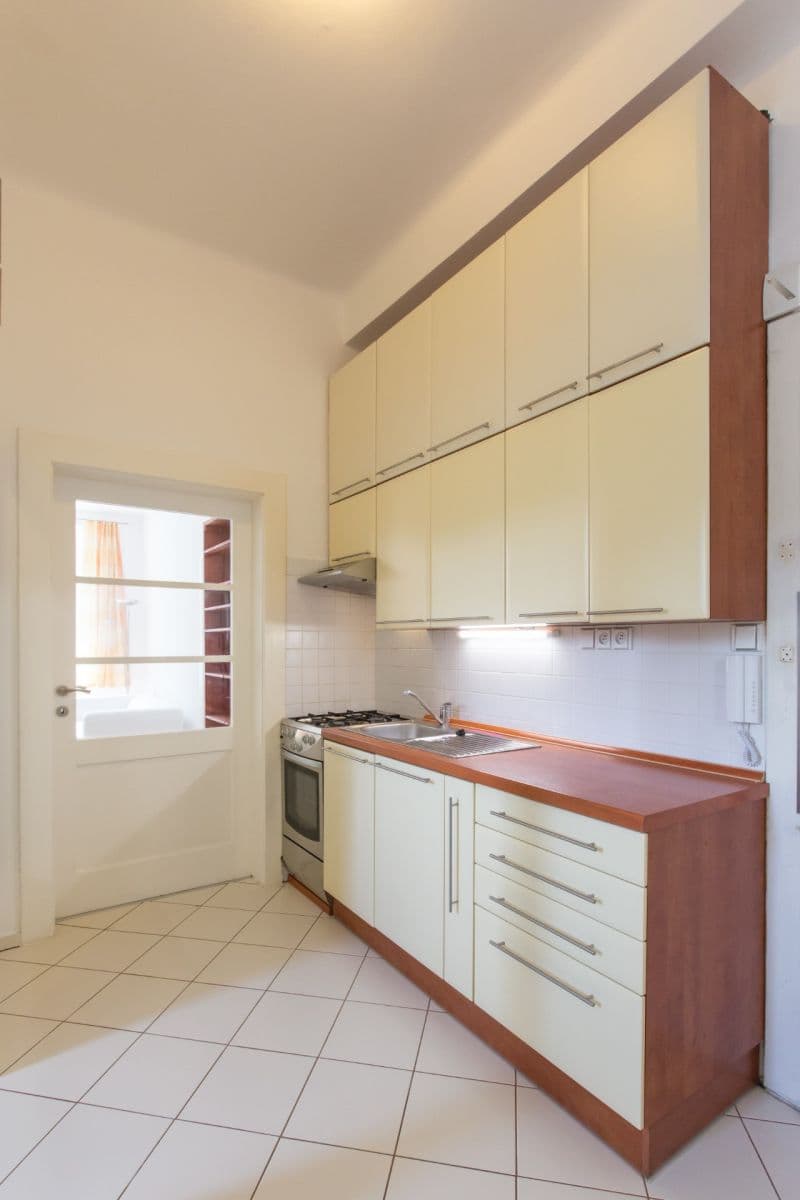 Pronájem bytu 2+1 55 m², náměstí Hrdinů, Praha, Praha Pronájem bytu 2+1 55 m², náměstí Hrdinů, Praha, Praha