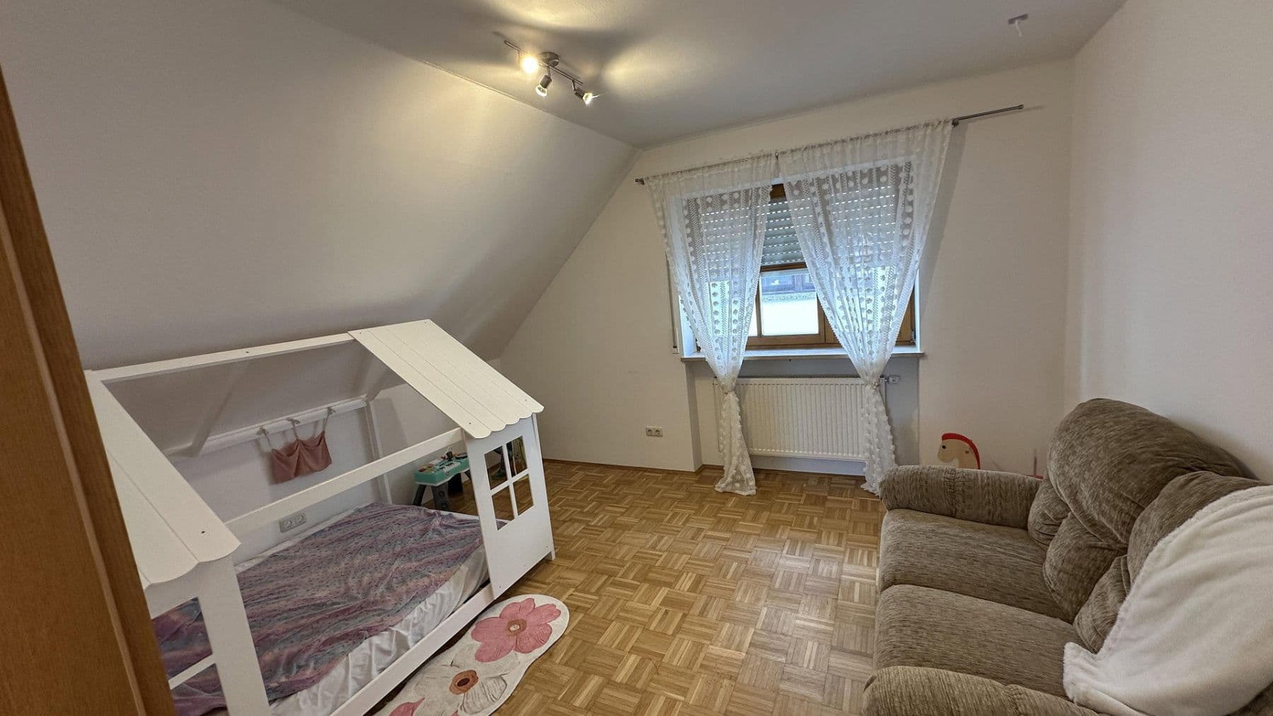Pronájem domu 150 m², pozemek 325 m², Seubersdorf in der Oberpfalz, Bavorsko Pronájem domu 150 m², pozemek 325 m², Seubersdorf in der Oberpfalz, Bavorsko