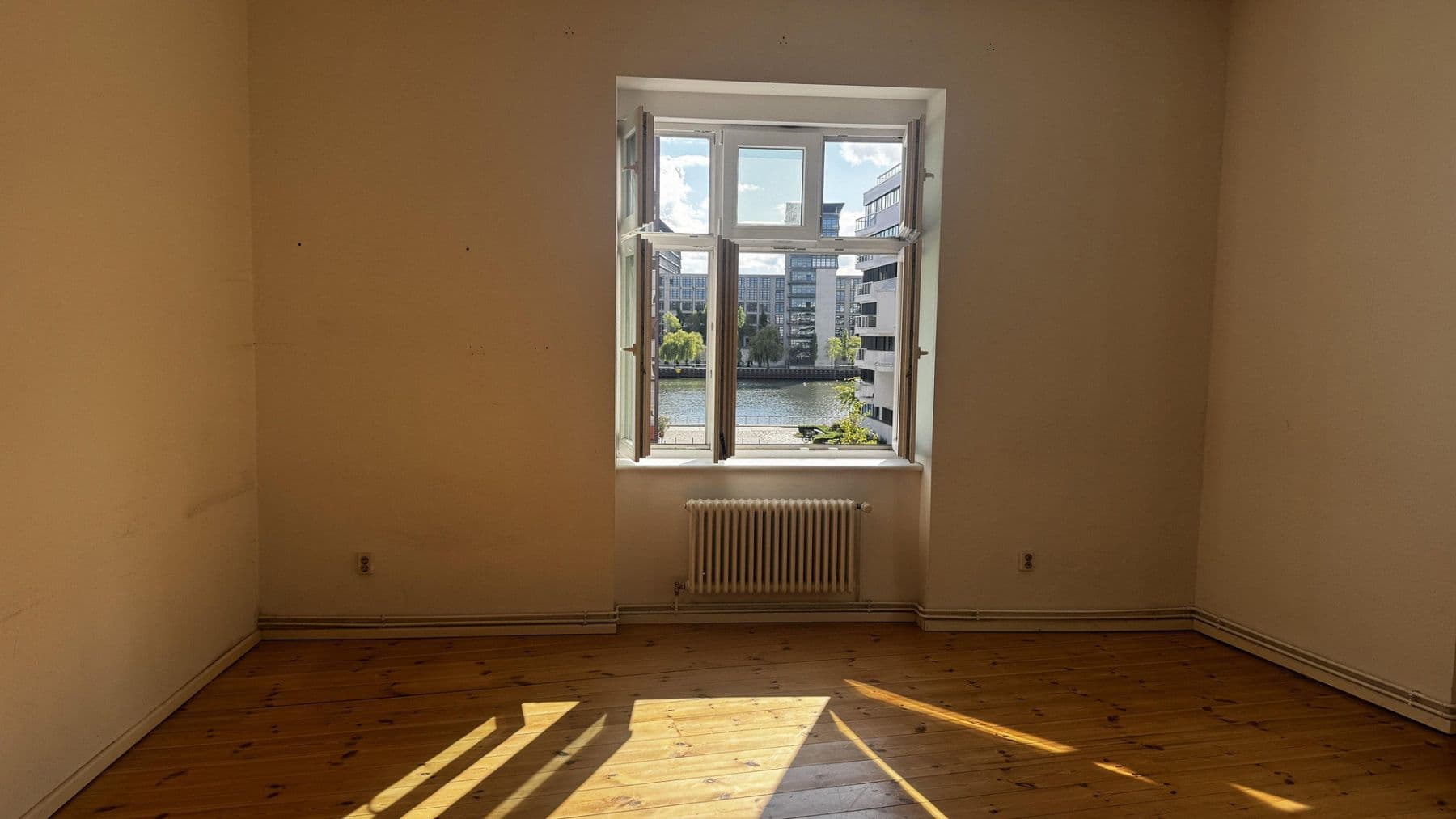 Prodej bytu 3+1 107 m², Berlin, Berlín Prodej bytu 3+1 107 m², Berlin, Berlín