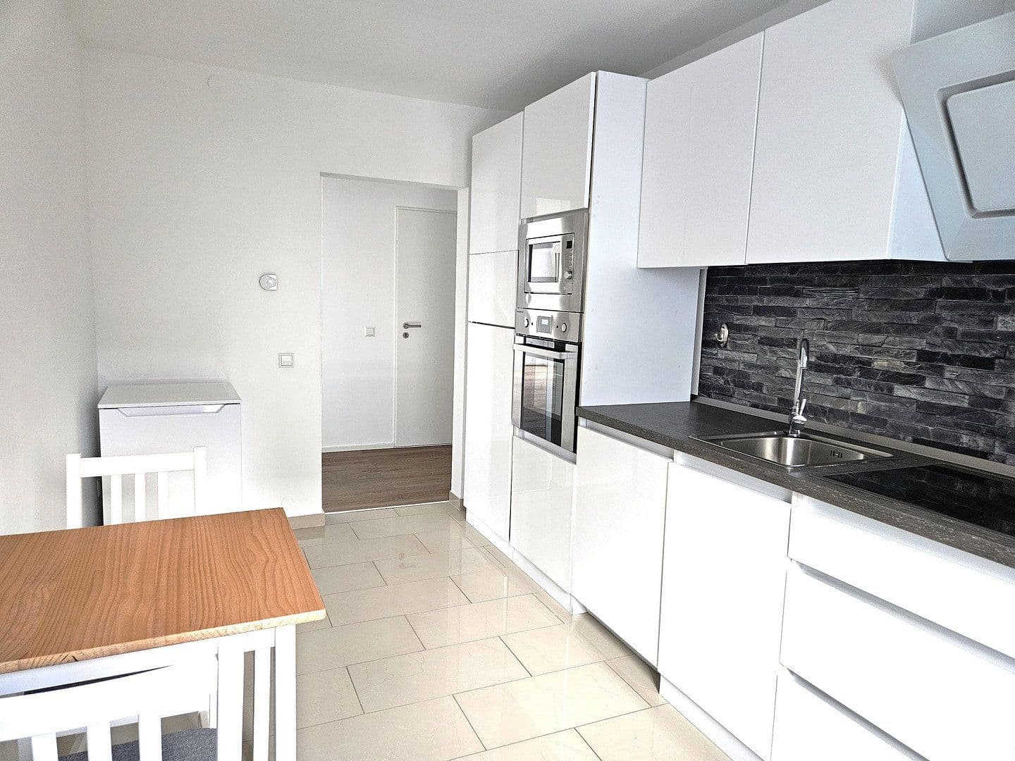 Pronájem bytu 3+kk 123 m², Stuttgart, Bádensko-Württembersko Pronájem bytu 3+kk 123 m², Stuttgart, Bádensko-Württembersko