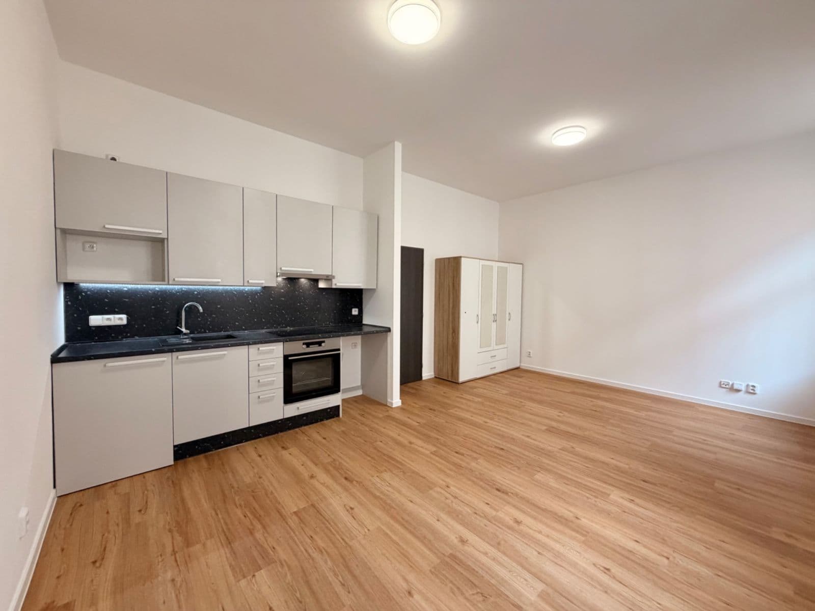 Pronájem bytu 1+kk 32 m², V Zahradách, Praha, Praha Pronájem bytu 1+kk 32 m², V Zahradách, Praha, Praha