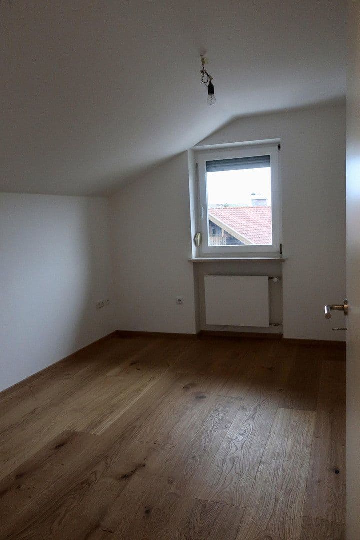 Pronájem bytu 3+1 90 m², Weißachenerstraße 59, Bergen, Bavorsko Pronájem bytu 3+1 90 m², Weißachenerstraße 59, Bergen, Bavorsko