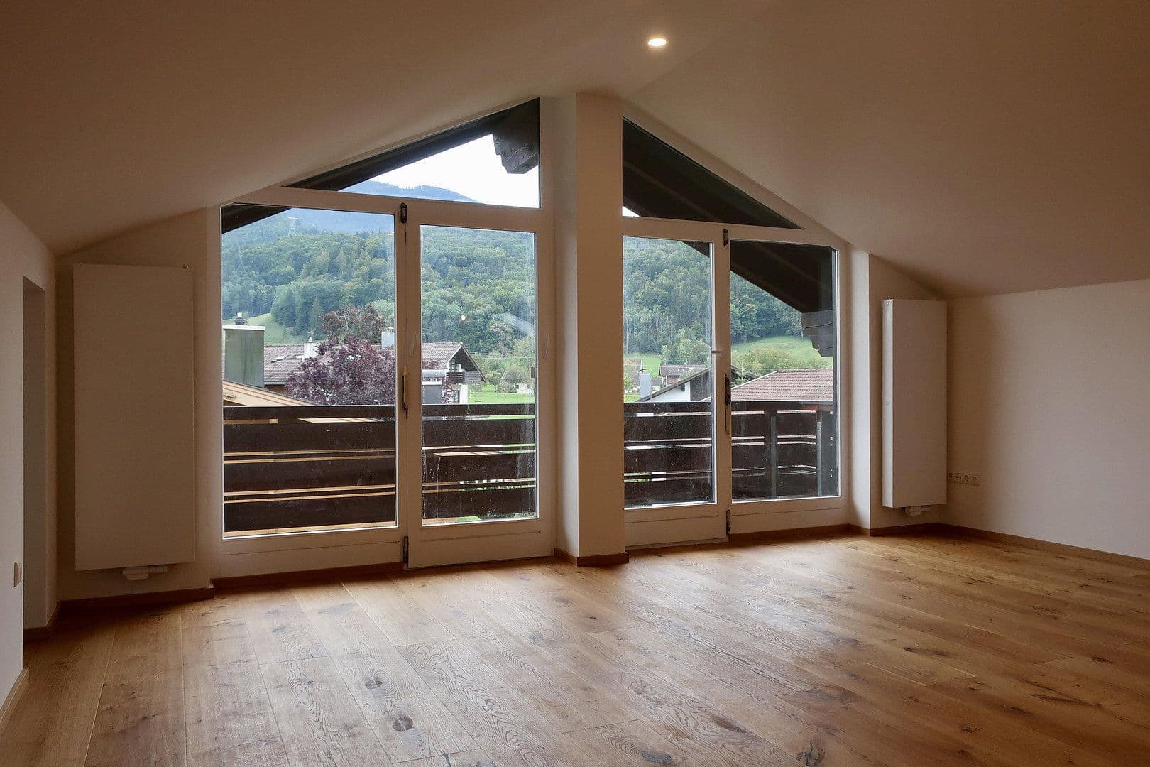 Pronájem bytu 3+1 90 m², Weißachenerstraße 59, Bergen, Bavorsko Pronájem bytu 3+1 90 m², Weißachenerstraße 59, Bergen, Bavorsko
