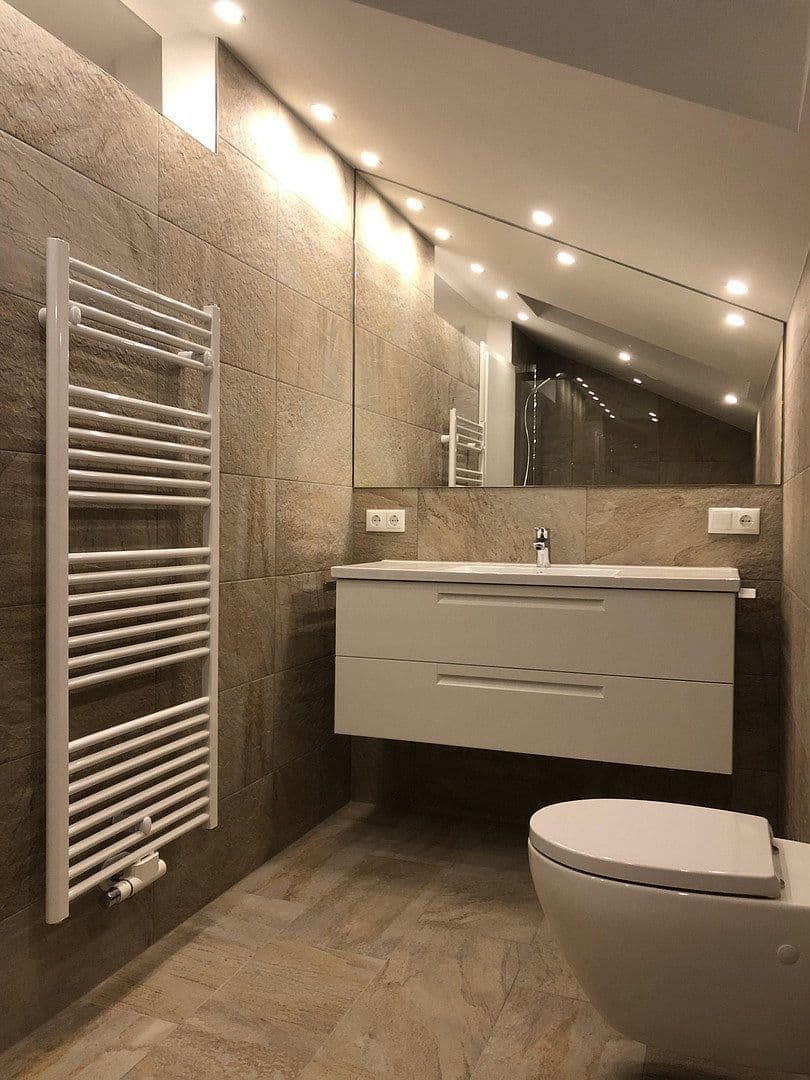Pronájem bytu 3+1 90 m², Weißachenerstraße 59, Bergen, Bavorsko Pronájem bytu 3+1 90 m², Weißachenerstraße 59, Bergen, Bavorsko
