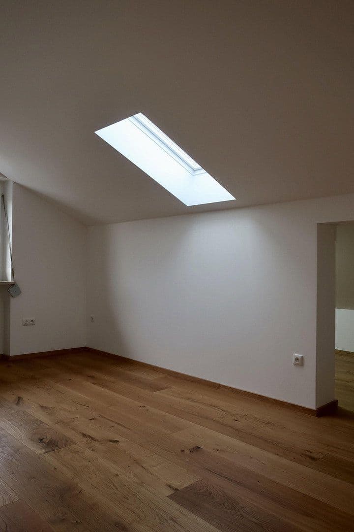 Pronájem bytu 3+1 90 m², Weißachenerstraße 59, Bergen, Bavorsko Pronájem bytu 3+1 90 m², Weißachenerstraße 59, Bergen, Bavorsko