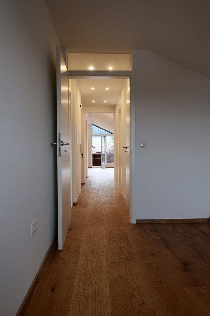 Pronájem bytu 3+1 90 m², Weißachenerstraße 59, Bergen, Bavorsko Pronájem bytu 3+1 90 m², Weißachenerstraße 59, Bergen, Bavorsko
