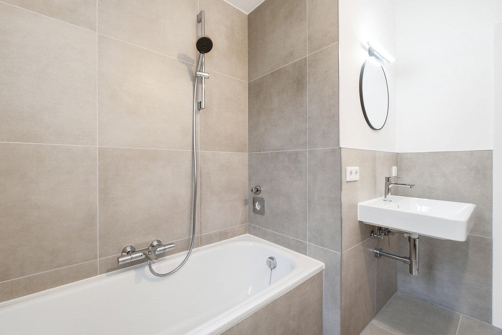 Prodej domu 420 m², pozemek 488 m², Detmolder Straße 407, Bielefeld, Severní Porýní-Vestfálsko Prodej domu 420 m², pozemek 488 m², Detmolder Straße 407, Bielefeld, Severní Porýní-Vestfálsko