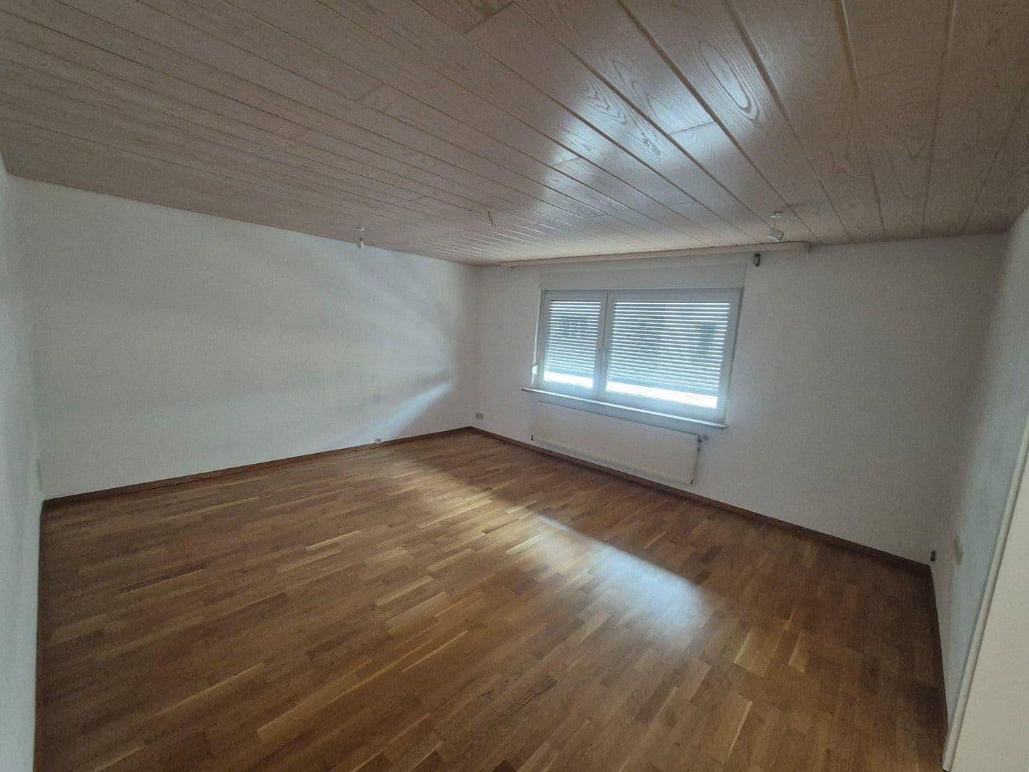 Pronájem bytu 4+1 98 m², Stuttgart, Bádensko-Württembersko Pronájem bytu 4+1 98 m², Stuttgart, Bádensko-Württembersko