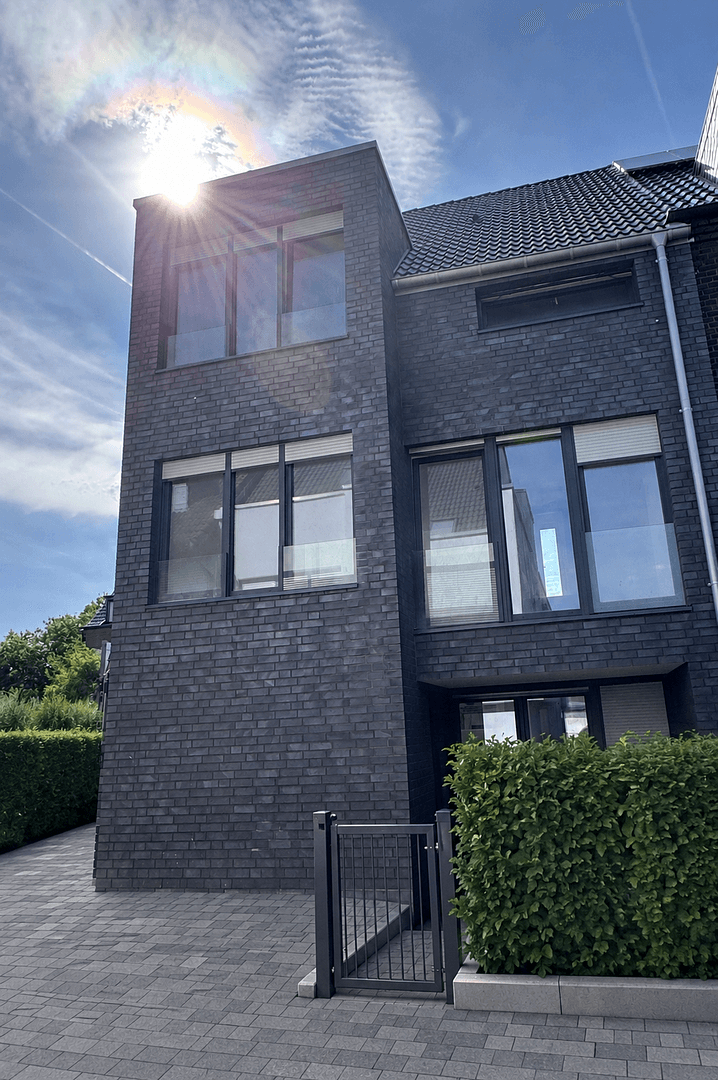 Pronájem domu 145 m², pozemek 180 m², Römerstr. 14, Meerbusch, Severní Porýní-Vestfálsko Pronájem domu 145 m², pozemek 180 m², Römerstr. 14, Meerbusch, Severní Porýní-Vestfálsko