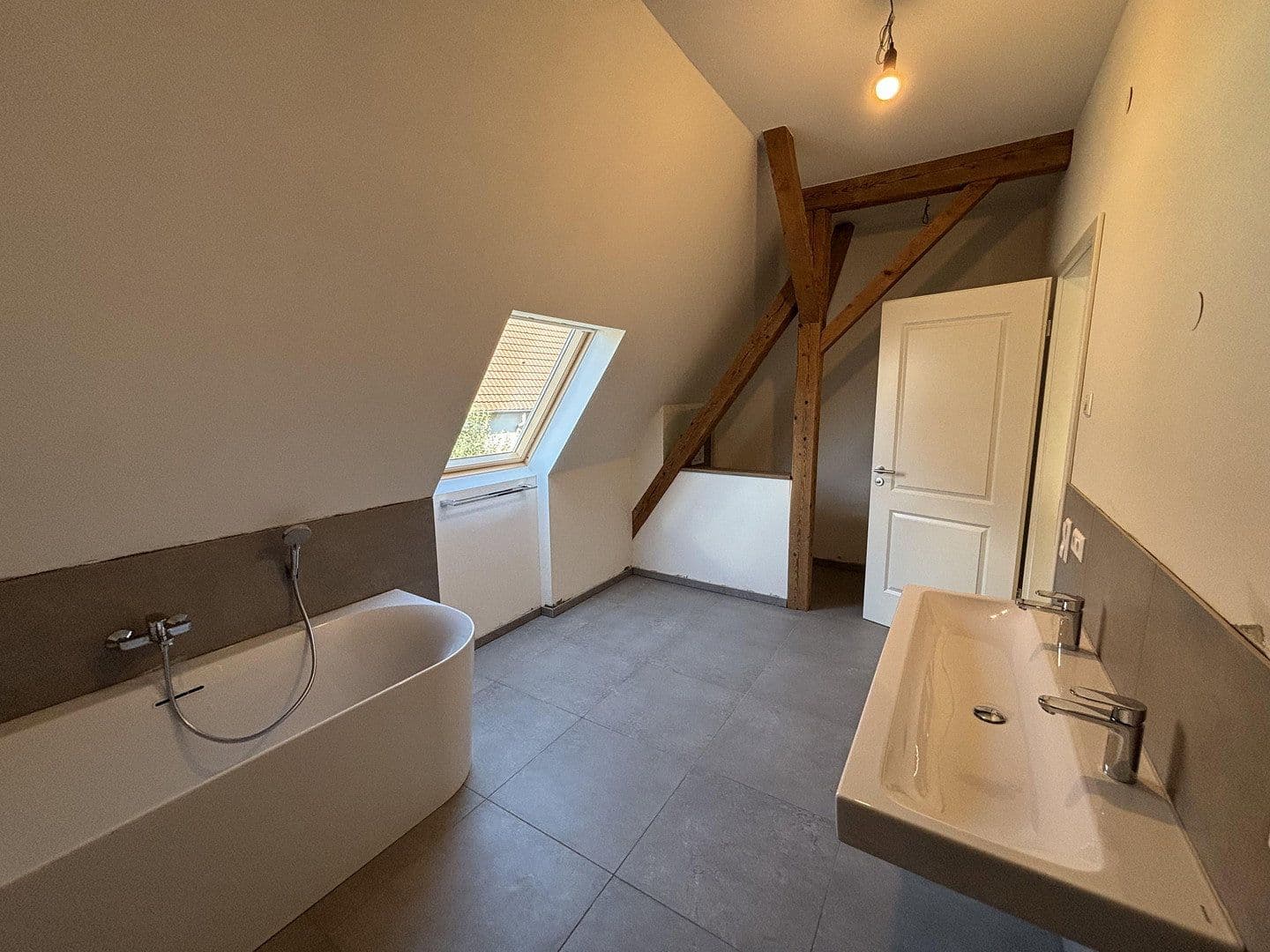 Pronájem bytu 4+kk 147 m², Niefern-Öschelbronn, Bádensko-Württembersko Pronájem bytu 4+kk 147 m², Niefern-Öschelbronn, Bádensko-Württembersko