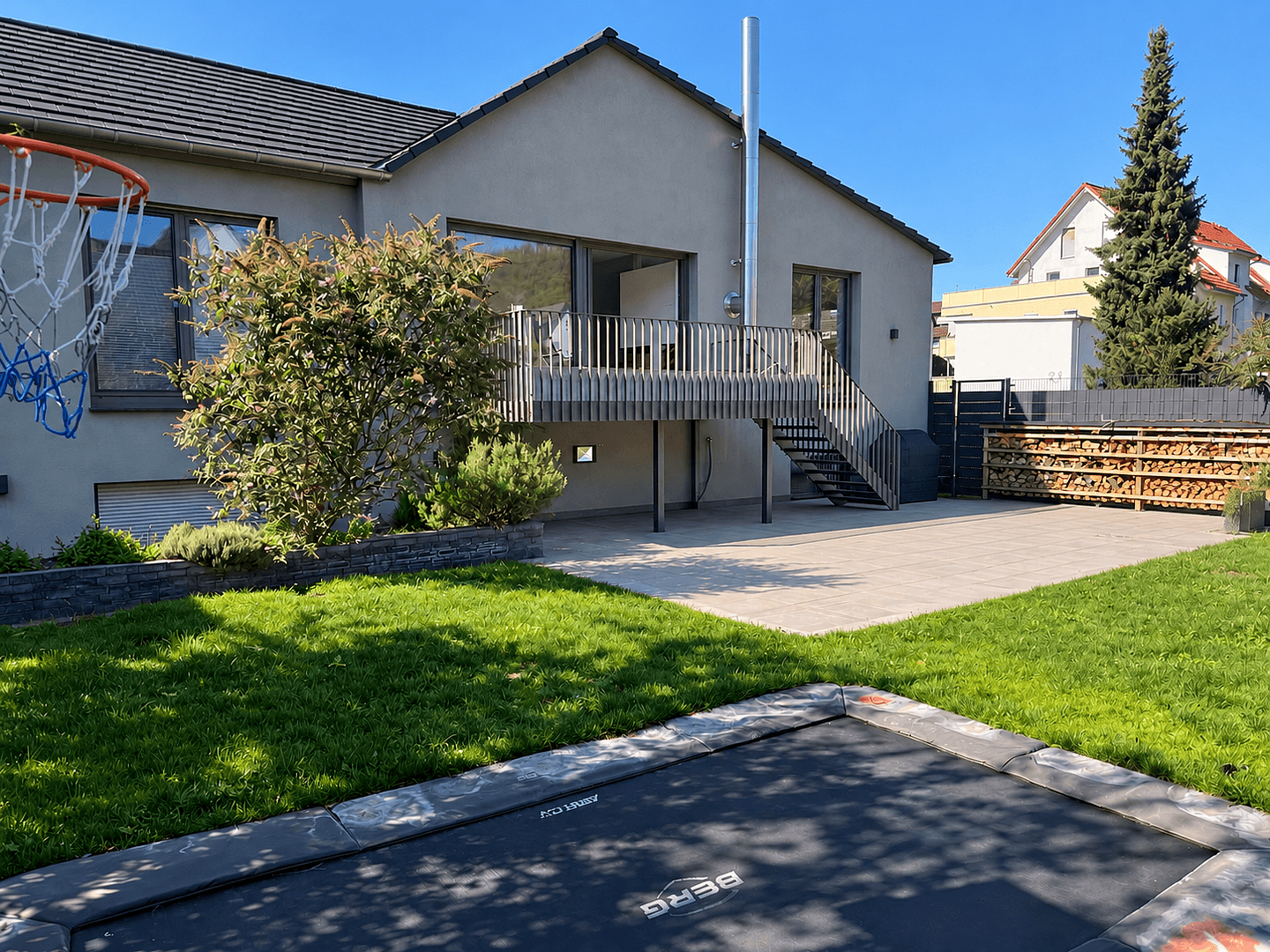 Prodej domu 280 m², pozemek 450 m², Tannenstrasse 14, Seeheim-Jugenheim, Hessen Prodej domu 280 m², pozemek 450 m², Tannenstrasse 14, Seeheim-Jugenheim, Hessen