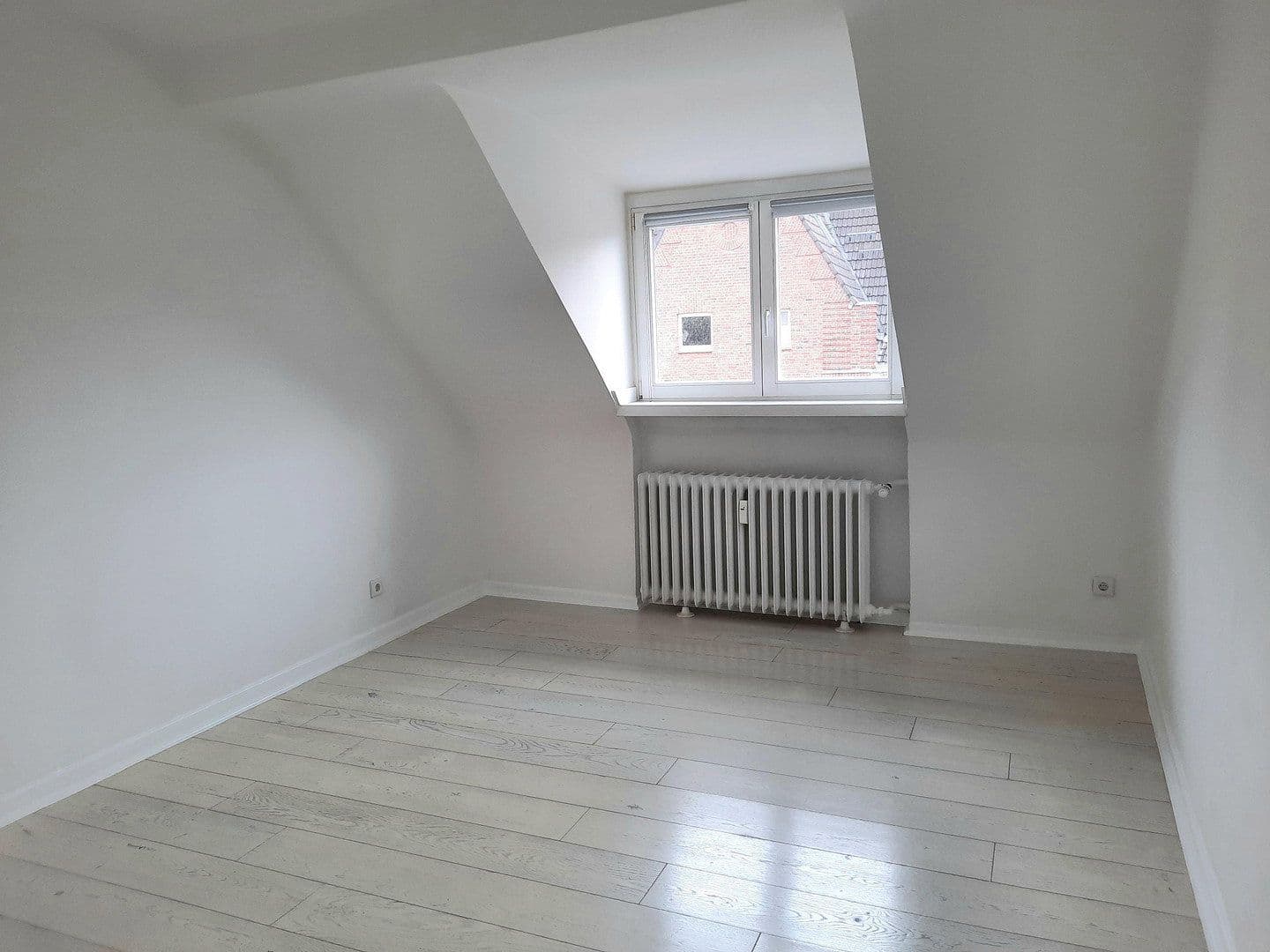 Pronájem bytu 2+1 71 m², Düsseldorf, Severní Porýní-Vestfálsko Pronájem bytu 2+1 71 m², Düsseldorf, Severní Porýní-Vestfálsko