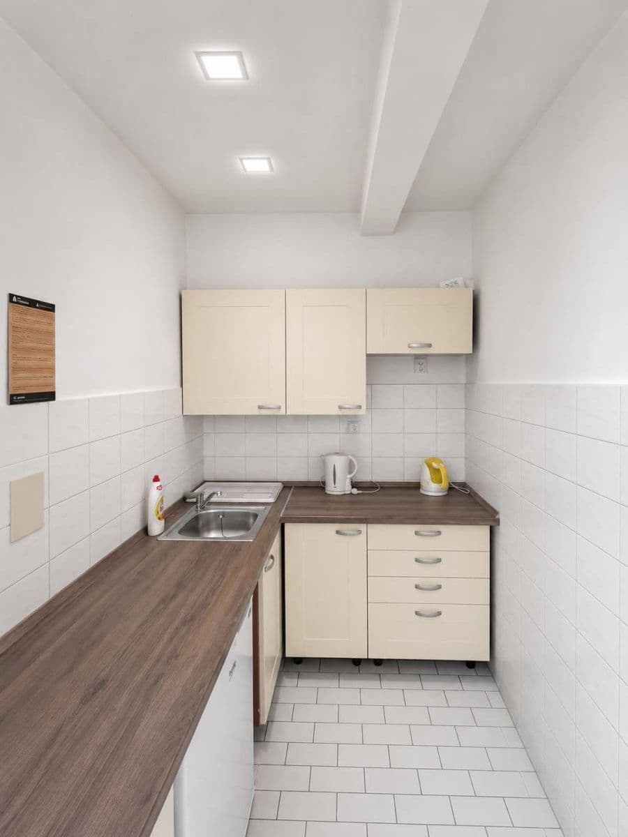 Pronájem kanceláře 28 m², Pernerova, Praha, Praha Pronájem kanceláře 28 m², Pernerova, Praha, Praha
