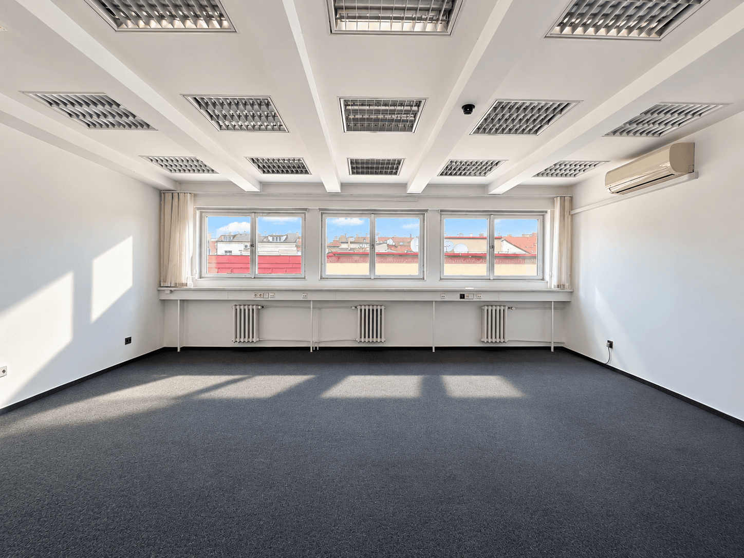 Pronájem kanceláře 28 m², Pernerova, Praha, Praha Pronájem kanceláře 28 m², Pernerova, Praha, Praha