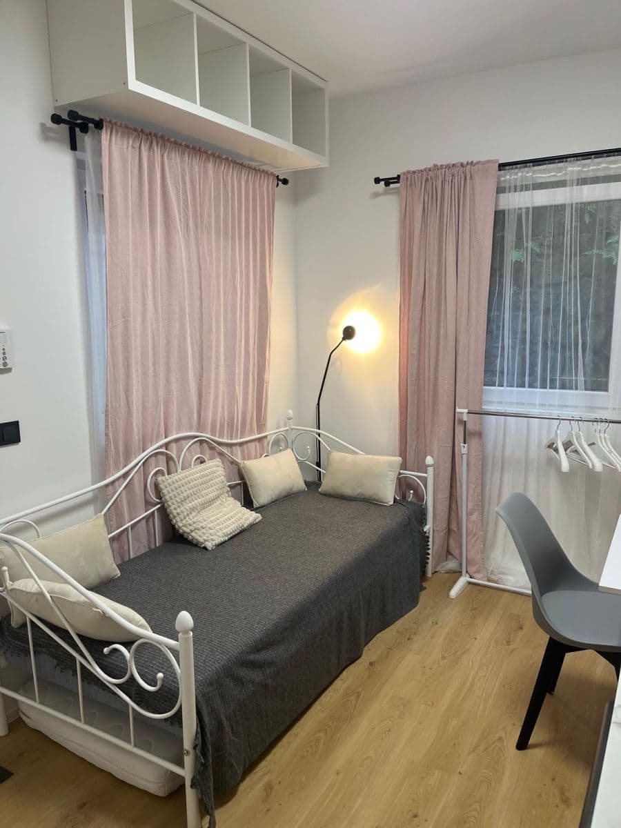 Pronájem nebytového prostoru 15 m², Plzeňská, Praha, Praha Pronájem nebytového prostoru 15 m², Plzeňská, Praha, Praha