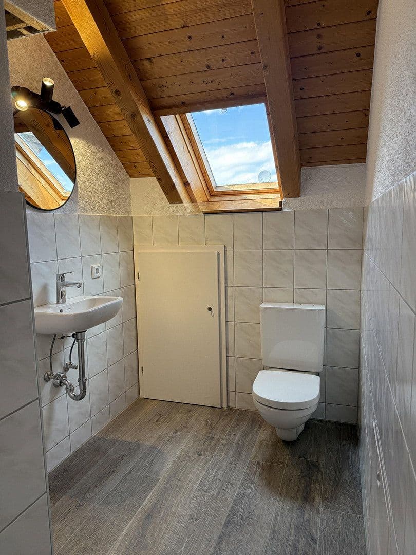 Pronájem bytu 3+1 104 m², Schillerstrasse 26, Emmingen-Liptingen, Bádensko-Württembersko Pronájem bytu 3+1 104 m², Schillerstrasse 26, Emmingen-Liptingen, Bádensko-Württembersko