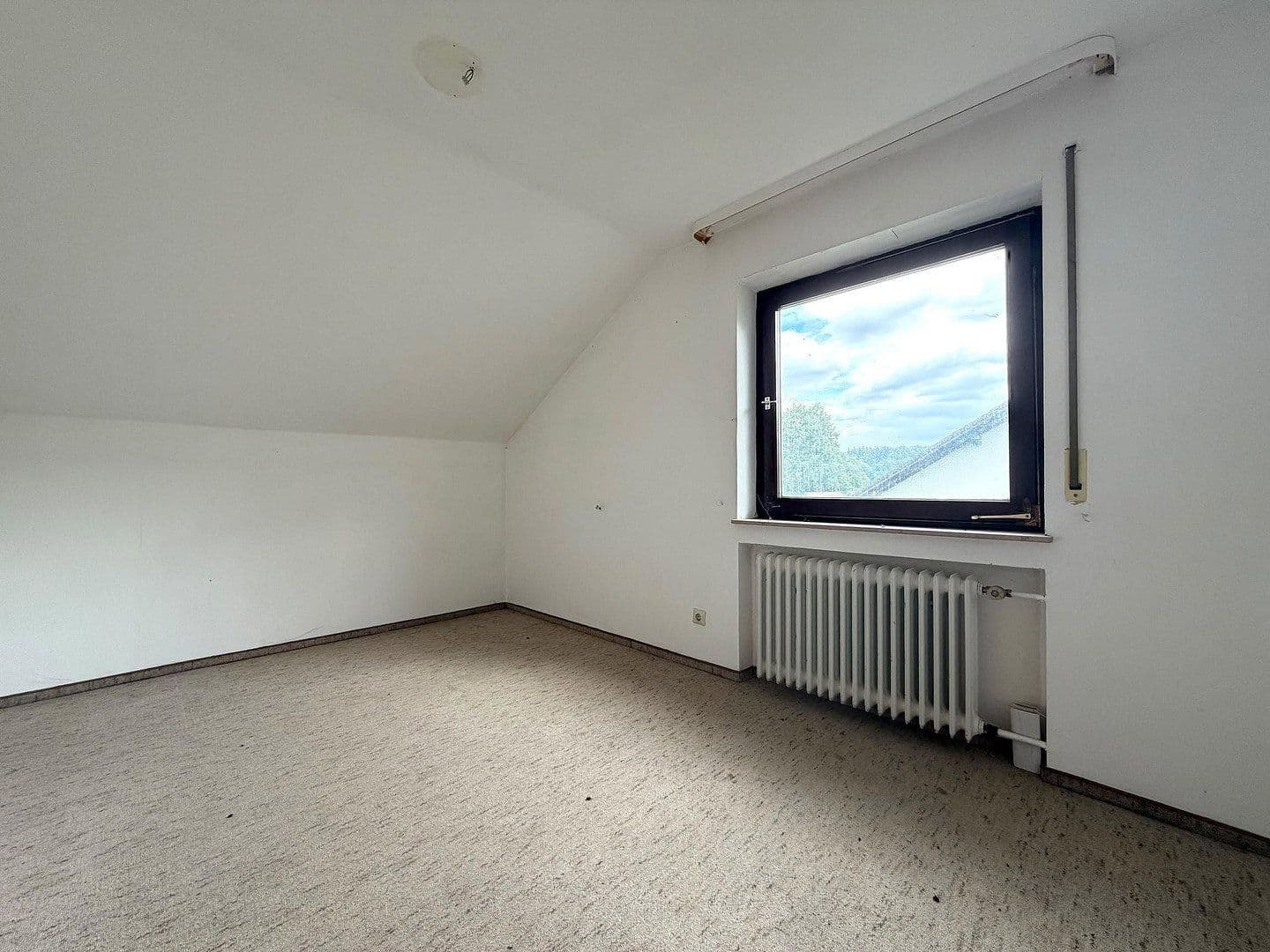 Prodej domu 225 m², pozemek 1.001 m², Schultheiß-Jäckle-Straße 19, Loßburg, Bádensko-Württembersko Prodej domu 225 m², pozemek 1.001 m², Schultheiß-Jäckle-Straße 19, Loßburg, Bádensko-Württembersko