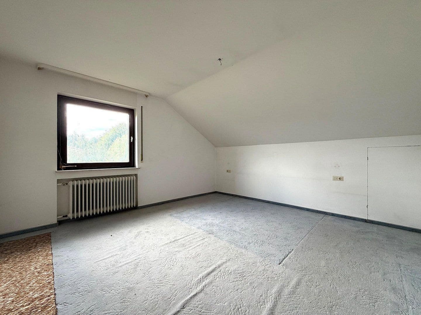 Prodej domu 225 m², pozemek 1.001 m², Schultheiß-Jäckle-Straße 19, Loßburg, Bádensko-Württembersko Prodej domu 225 m², pozemek 1.001 m², Schultheiß-Jäckle-Straße 19, Loßburg, Bádensko-Württembersko