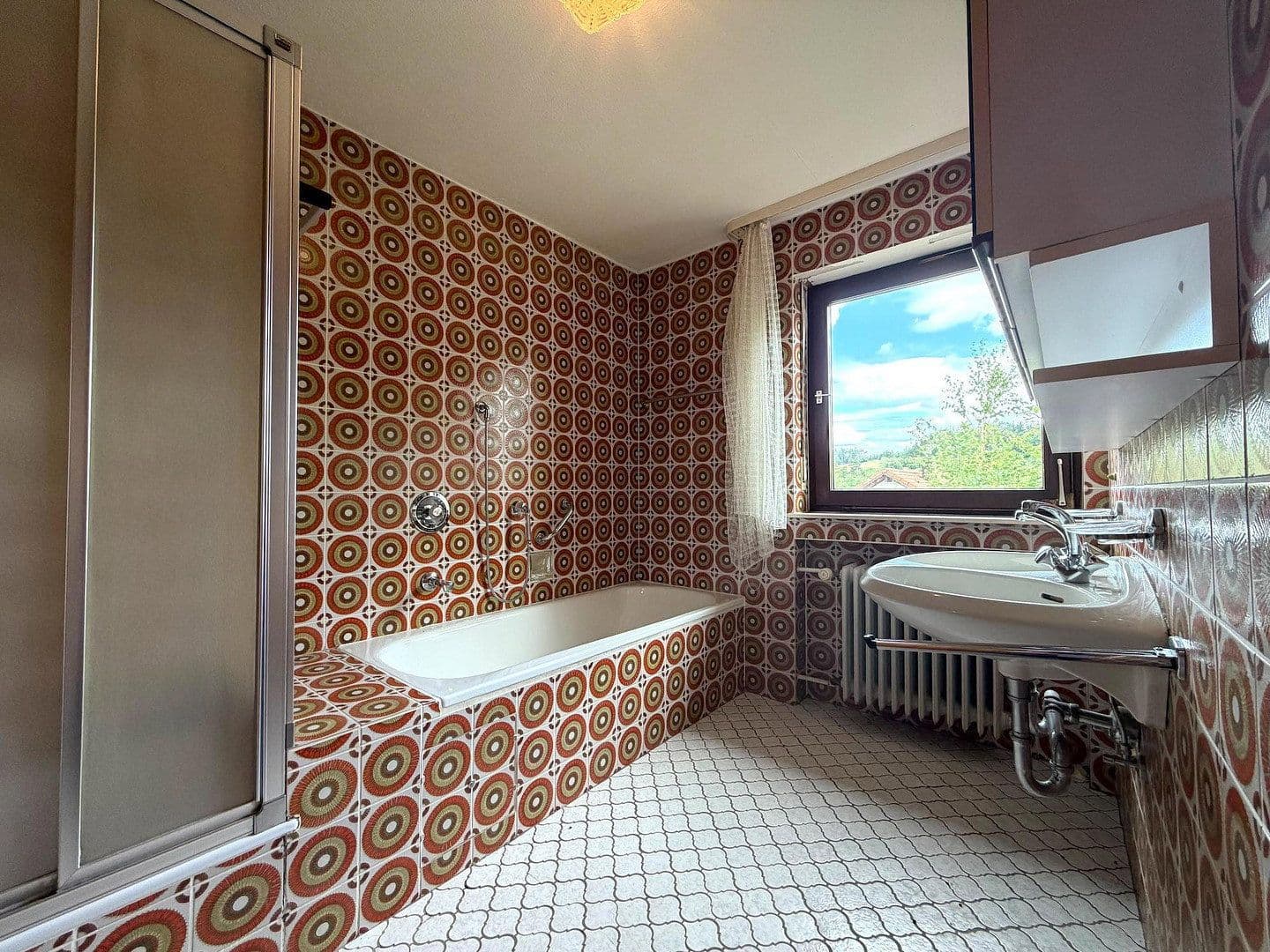 Prodej domu 225 m², pozemek 1.001 m², Schultheiß-Jäckle-Straße 19, Loßburg, Bádensko-Württembersko Prodej domu 225 m², pozemek 1.001 m², Schultheiß-Jäckle-Straße 19, Loßburg, Bádensko-Württembersko