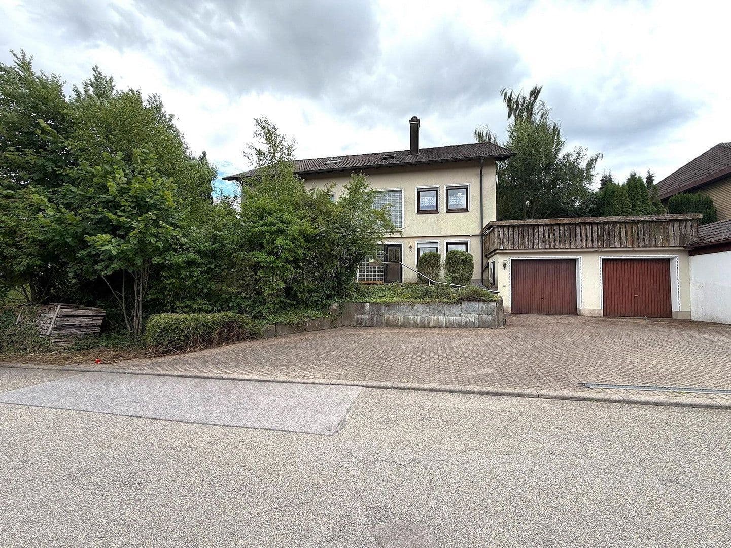 Prodej domu 225 m², pozemek 1.001 m², Schultheiß-Jäckle-Straße 19, Loßburg, Bádensko-Württembersko Prodej domu 225 m², pozemek 1.001 m², Schultheiß-Jäckle-Straße 19, Loßburg, Bádensko-Württembersko