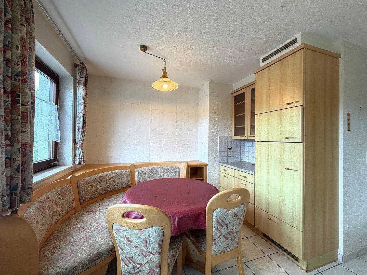 Prodej domu 225 m², pozemek 1.001 m², Schultheiß-Jäckle-Straße 19, Loßburg, Bádensko-Württembersko Prodej domu 225 m², pozemek 1.001 m², Schultheiß-Jäckle-Straße 19, Loßburg, Bádensko-Württembersko