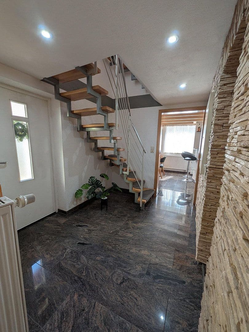 Prodej domu 131 m², pozemek 161 m², Mundelsheim, Bádensko-Württembersko Prodej domu 131 m², pozemek 161 m², Mundelsheim, Bádensko-Württembersko