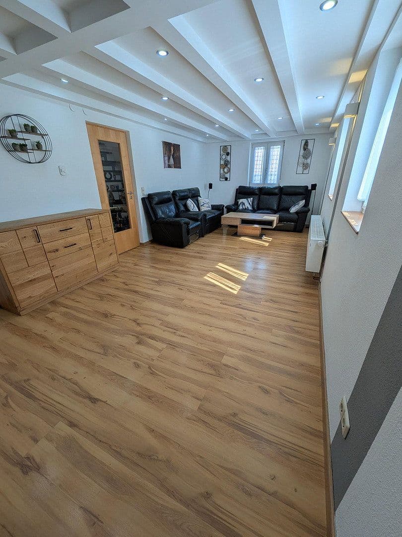 Prodej domu 131 m², pozemek 161 m², Mundelsheim, Bádensko-Württembersko Prodej domu 131 m², pozemek 161 m², Mundelsheim, Bádensko-Württembersko