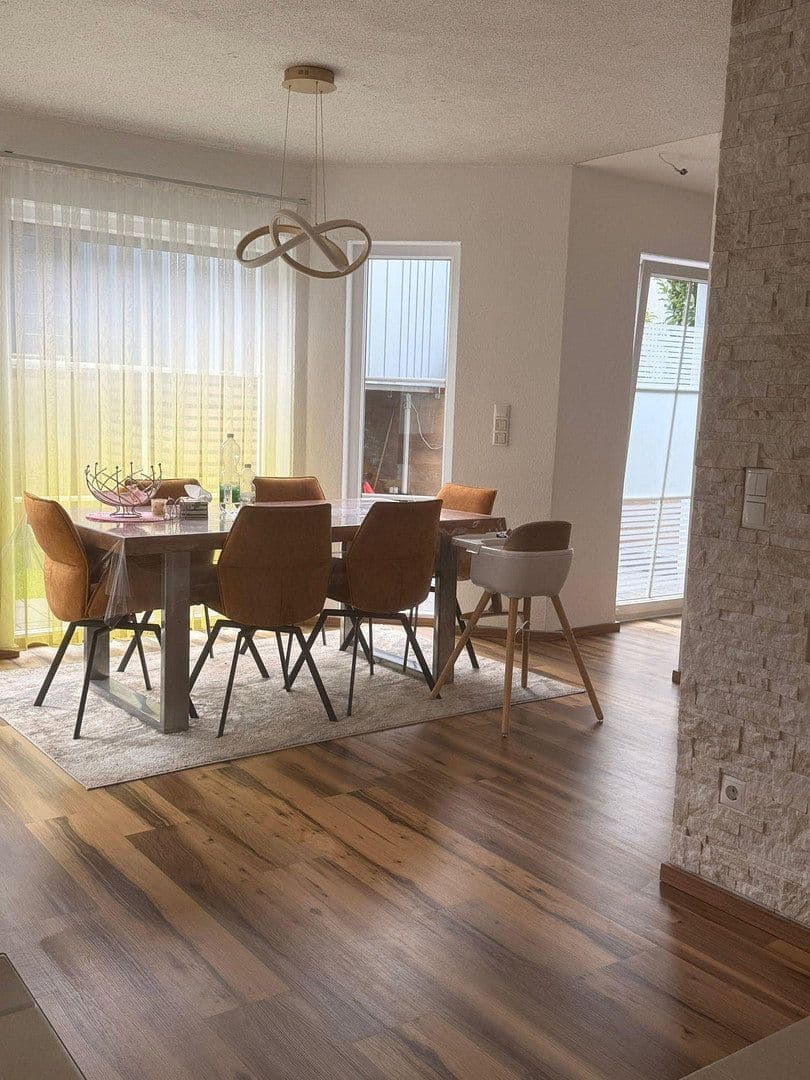 Prodej domu 200 m², pozemek 375 m², Brunnweg 12, Obertraubling, Bavorsko Prodej domu 200 m², pozemek 375 m², Brunnweg 12, Obertraubling, Bavorsko