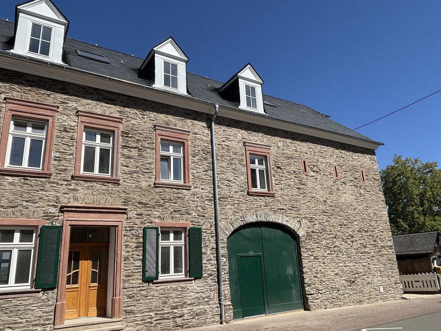 Pronájem bytu 5+1 150 m², Moselstraße 6, Osann-Monzel, Porýní-Falc Pronájem bytu 5+1 150 m², Moselstraße 6, Osann-Monzel, Porýní-Falc