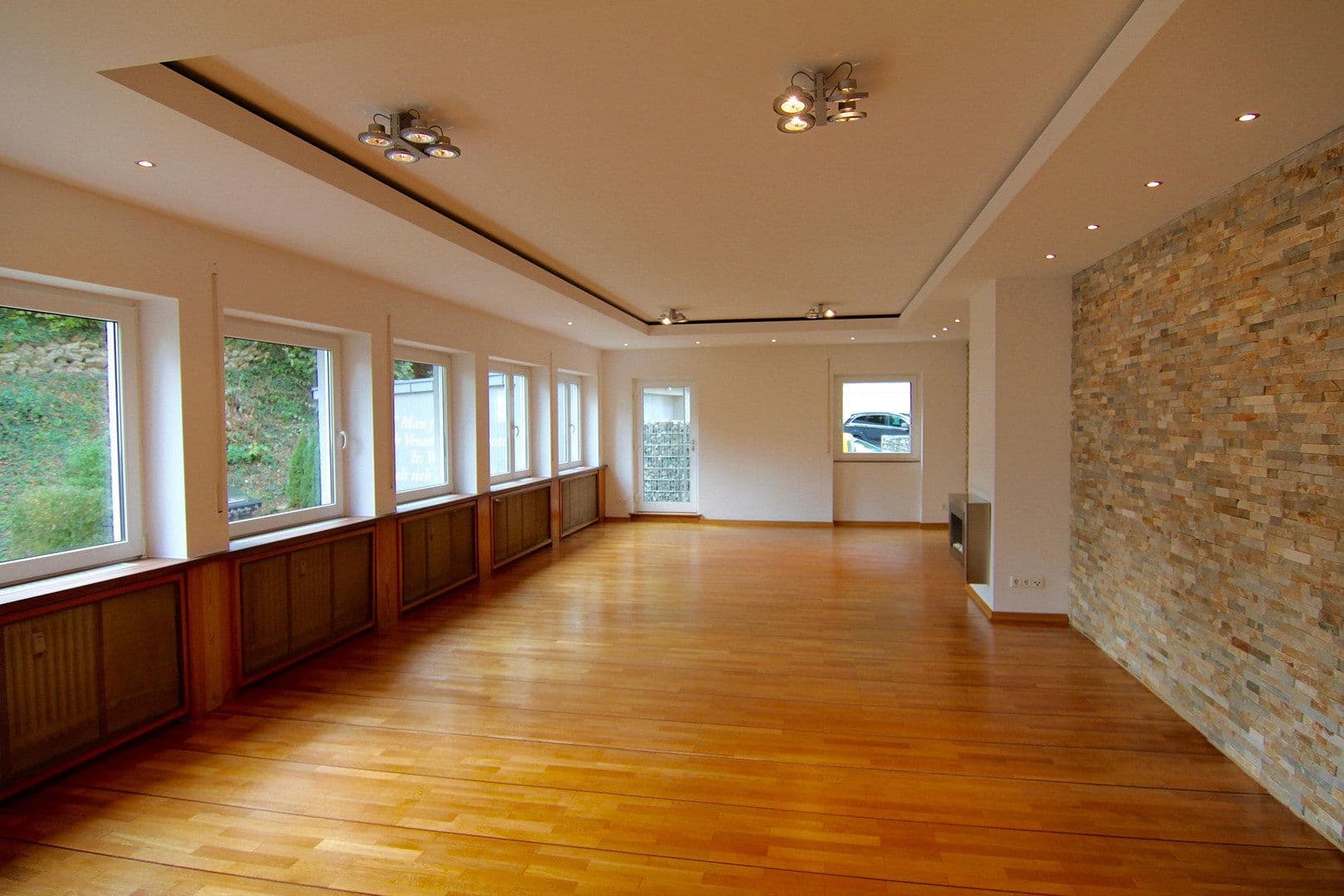 Pronájem bytu 4+1 189 m², Stuttgart, Bádensko-Württembersko Pronájem bytu 4+1 189 m², Stuttgart, Bádensko-Württembersko