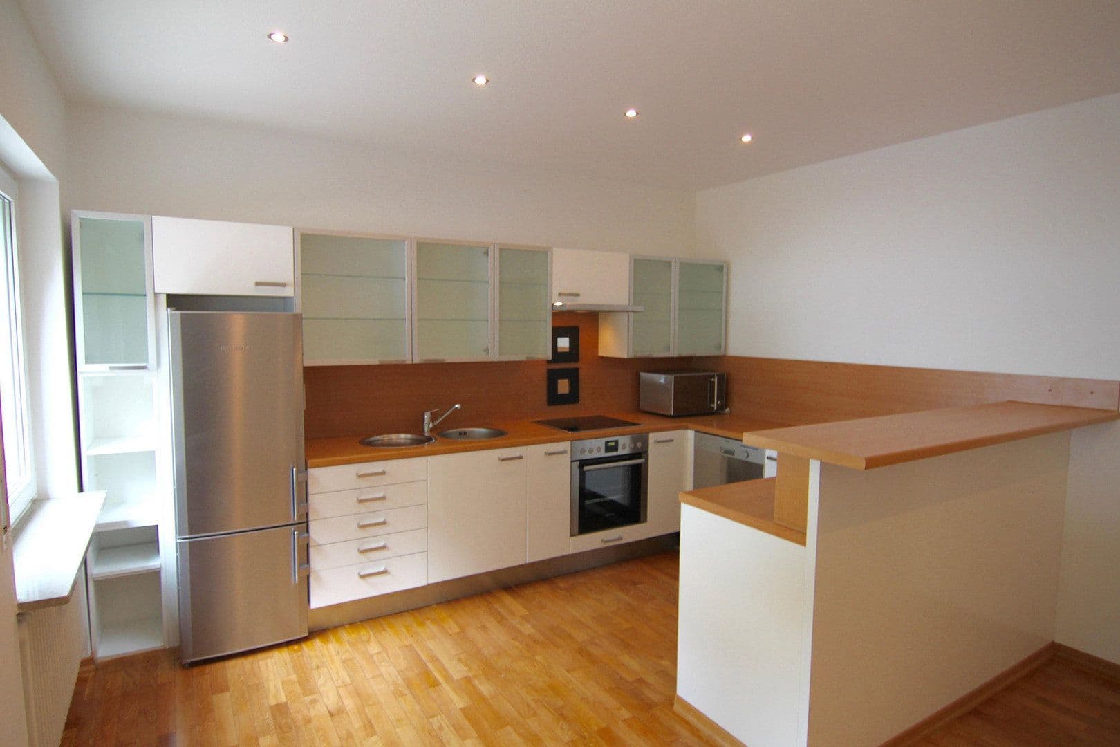 Pronájem bytu 4+1 189 m², Stuttgart, Bádensko-Württembersko Pronájem bytu 4+1 189 m², Stuttgart, Bádensko-Württembersko